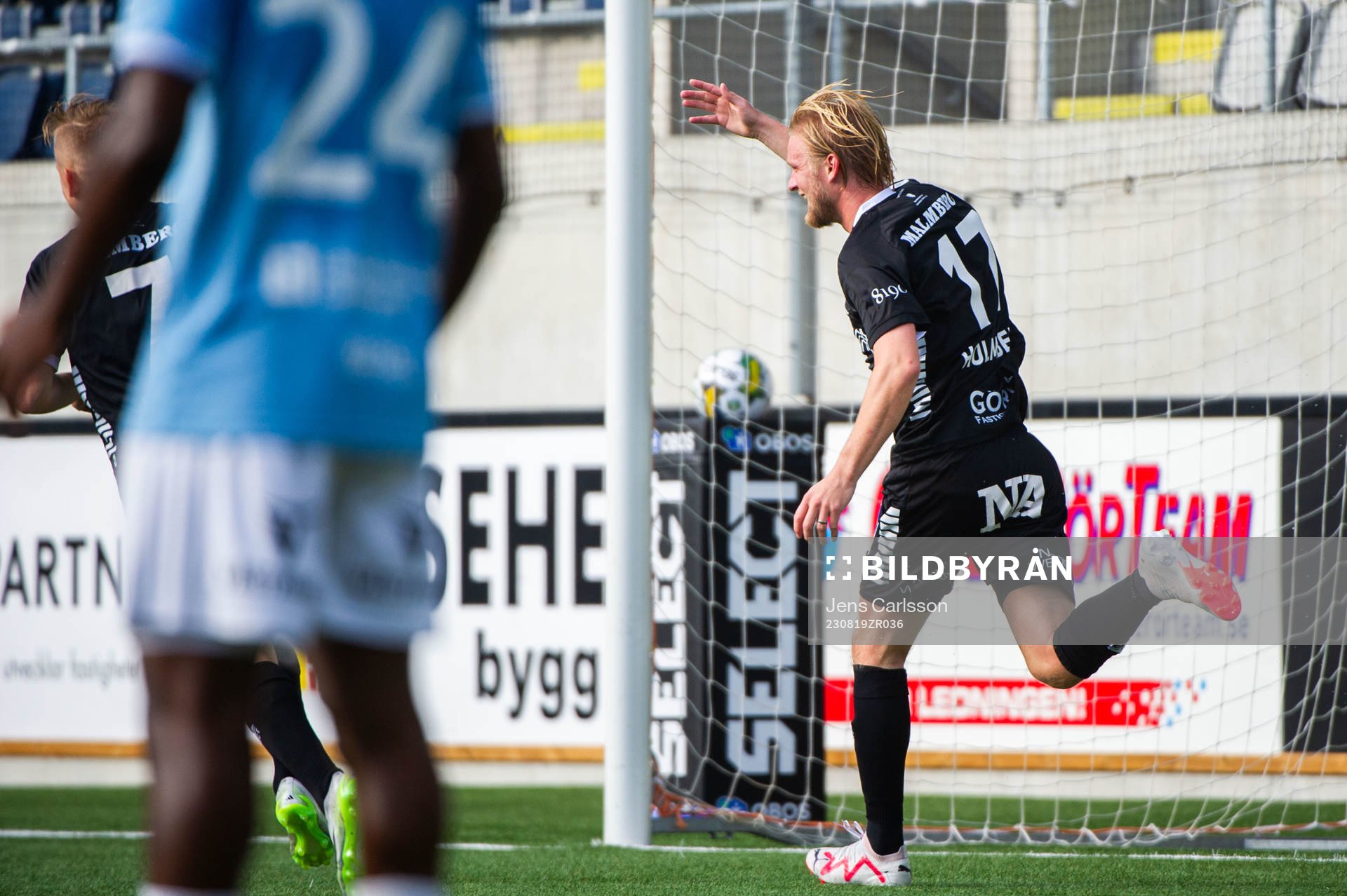 Örebros Kalle Holmberg jublar