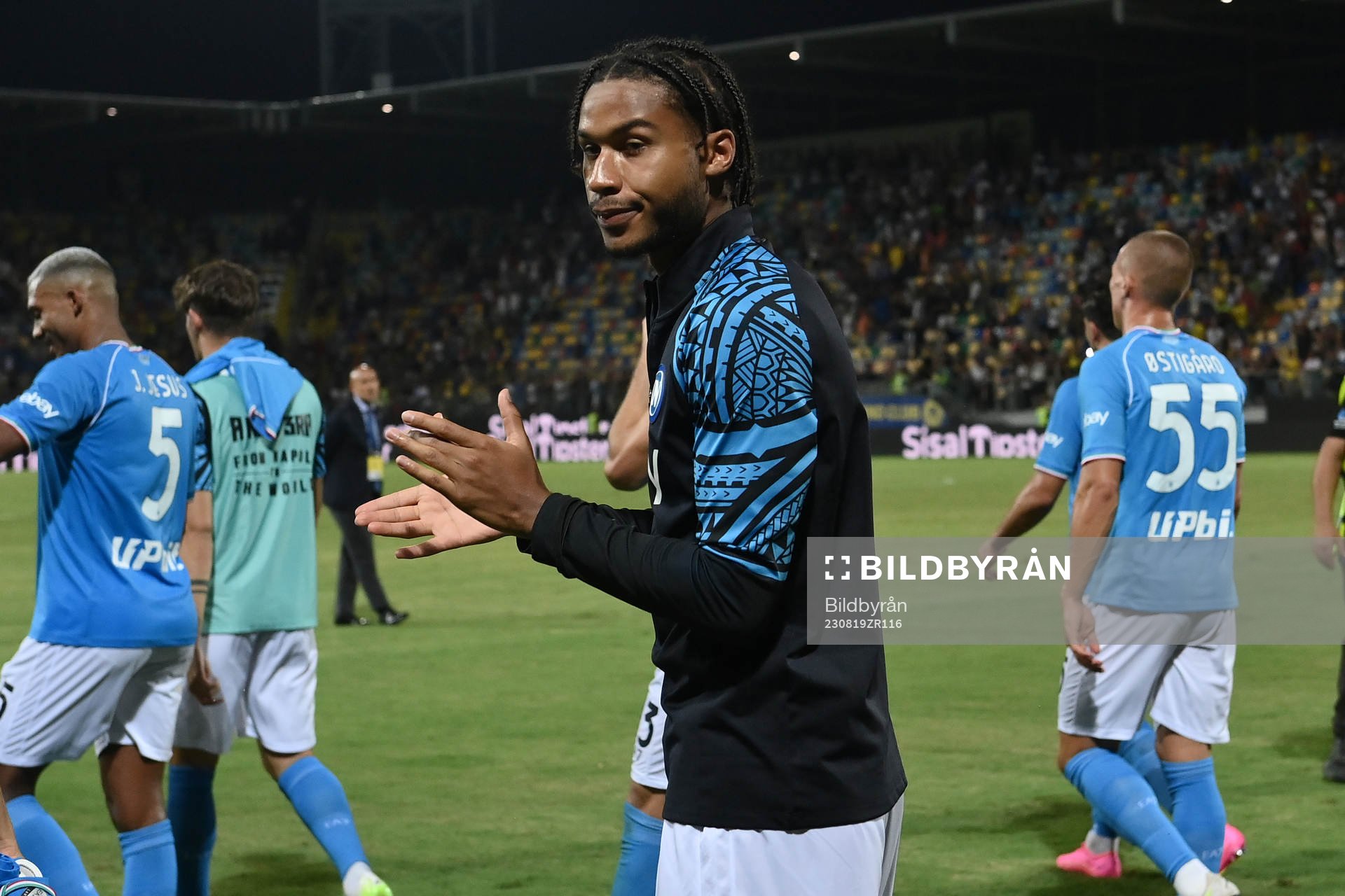 Jens Cajuste of Napoli celebrates with team mates