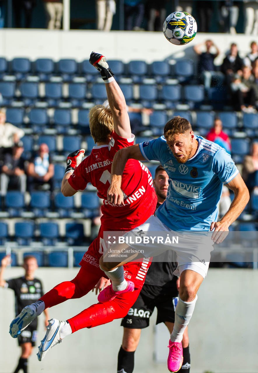 Örebros målvakt William Eskelinen och Gefles Leo Englund