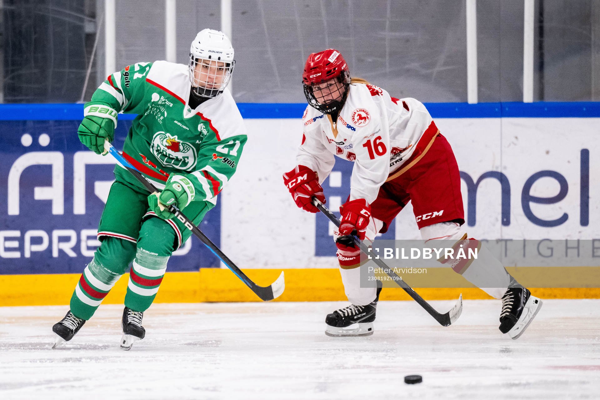 Rögles Mikaela Trobäck Paulsson och Troja Ljungbys Emma