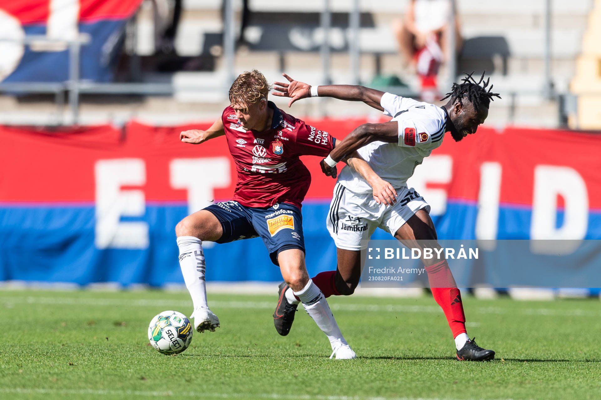 Örgrytes Kevin Holmén och Östersunds Mansour Sinyan