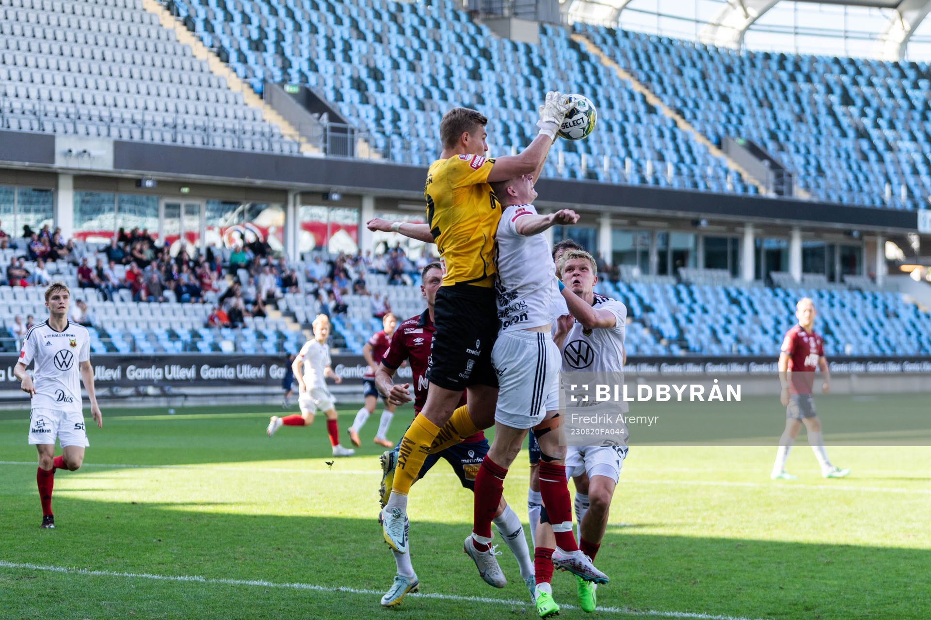 Örgrytes målvakt Mathias Nilsson och Östersunds Malcolm