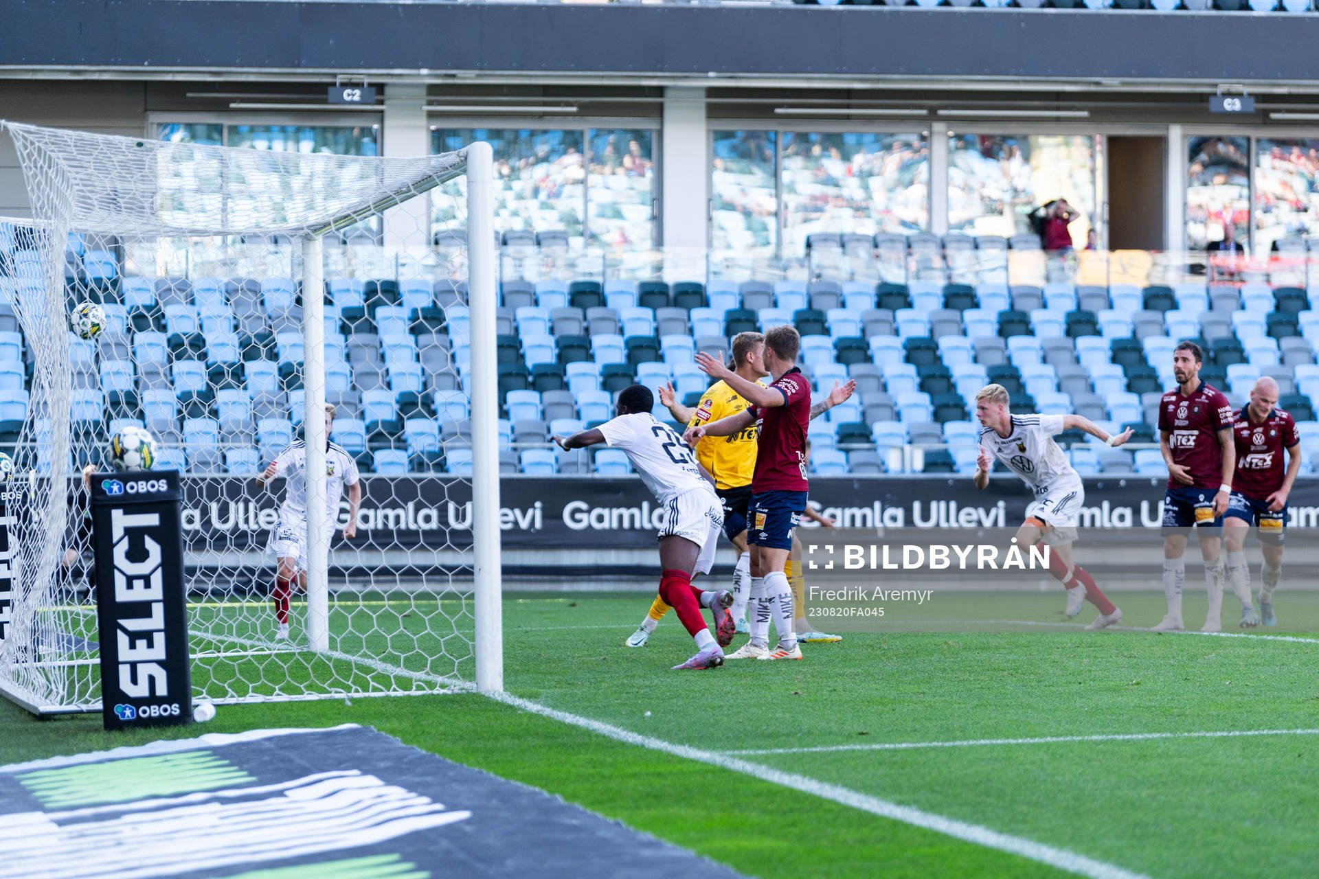 Östersunds Calvin Kabuye jublar efter 2-1 under fotbollsmatchen i Superettan mellan Örgryte och Östersund den 20 augusti 2023 i Göteborg. 