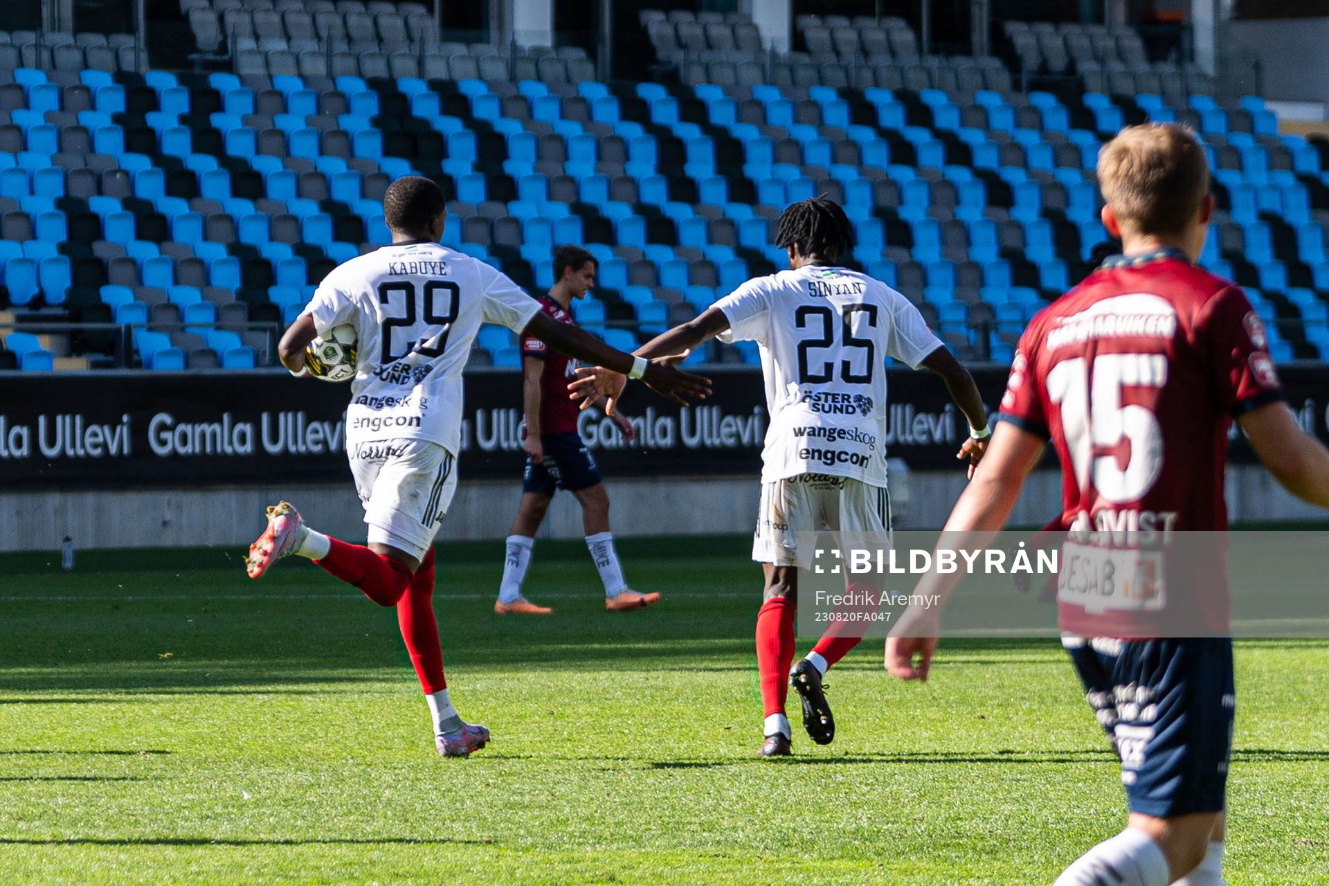 Östersunds Calvin Kabuye jublar med Mansour Sinyan efter 2-1 under fotbollsmatchen i Superettan mellan Örgryte och Östersund den 20 augusti 2023 i Göteborg. 