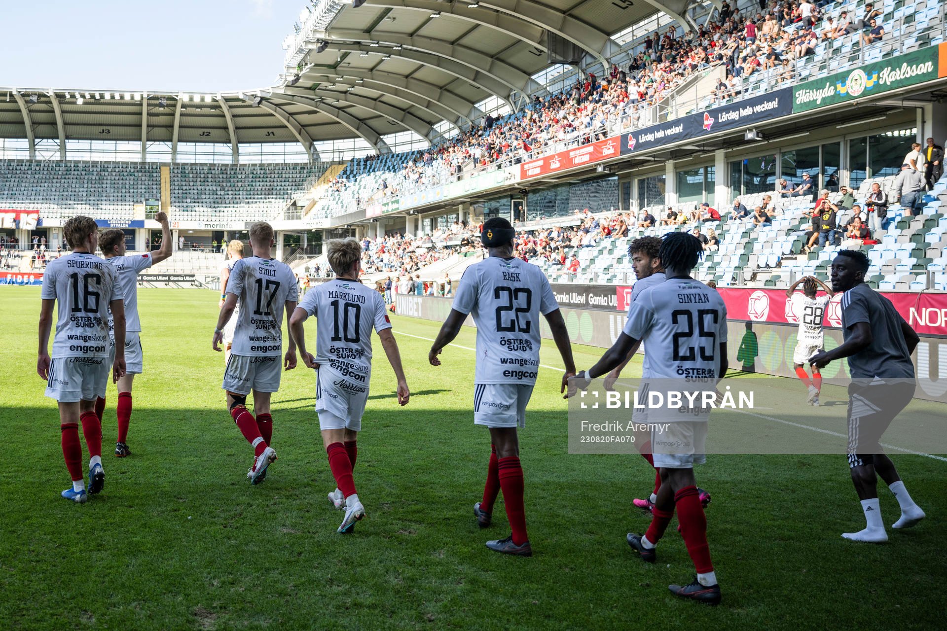Östersunds spelare jublar efter 2-2 under fotbollsmatchen i Superettan mellan Örgryte och Östersund den 20 augusti 2023 i Göteborg. 