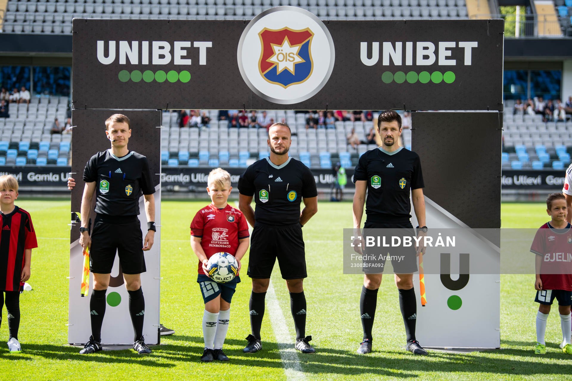 Domartrion bestående av assisterande domare Robert Nyberg, Domare Rinon Hasani och assisterande domare Viktor Sundberg   inför fotbollsmatchen i Superettan mellan Örgryte och Östersund den 20 augusti 2023 i Göteborg. 