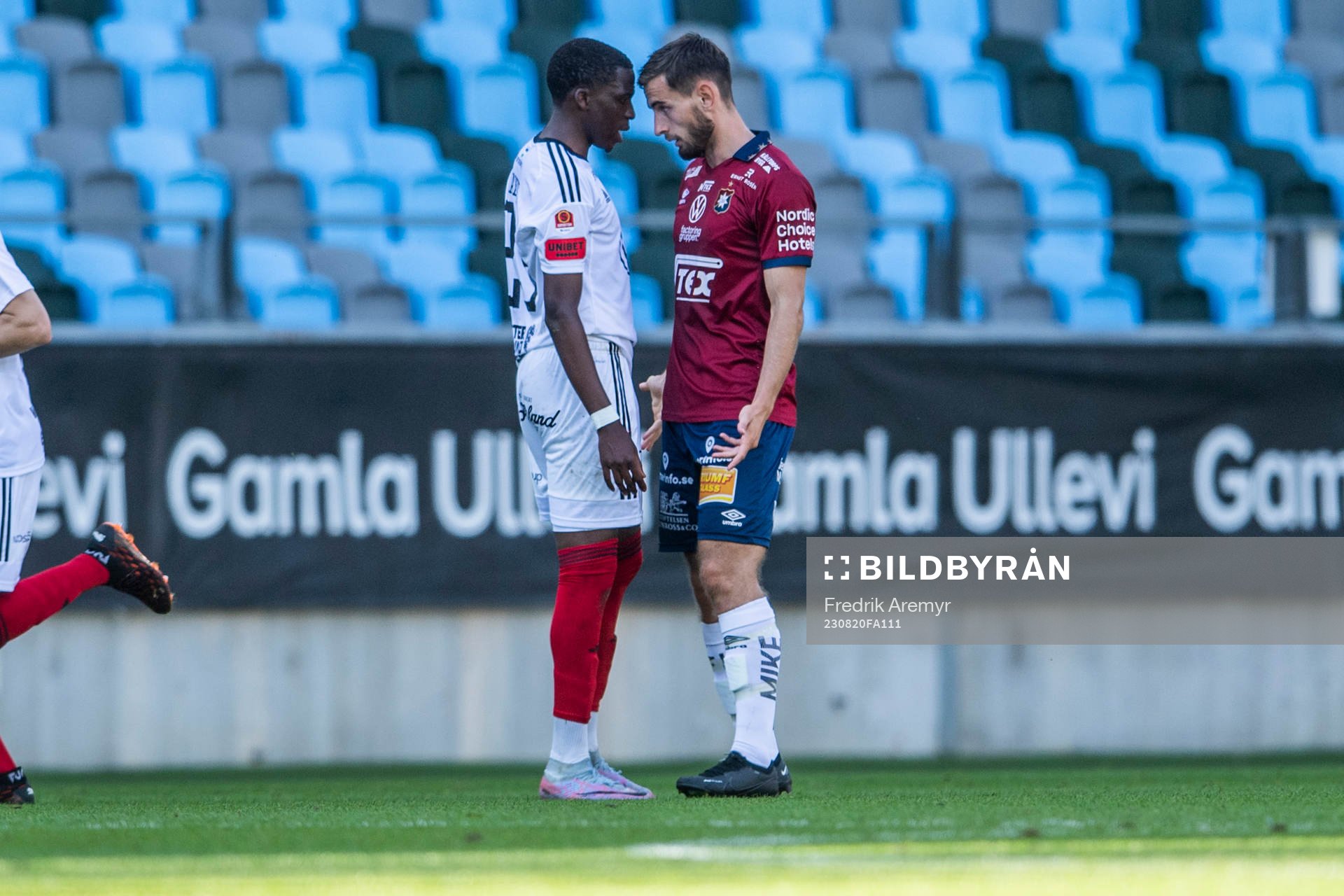Östersunds Calvin Kabuye och Örgrytes Erion Sadiku