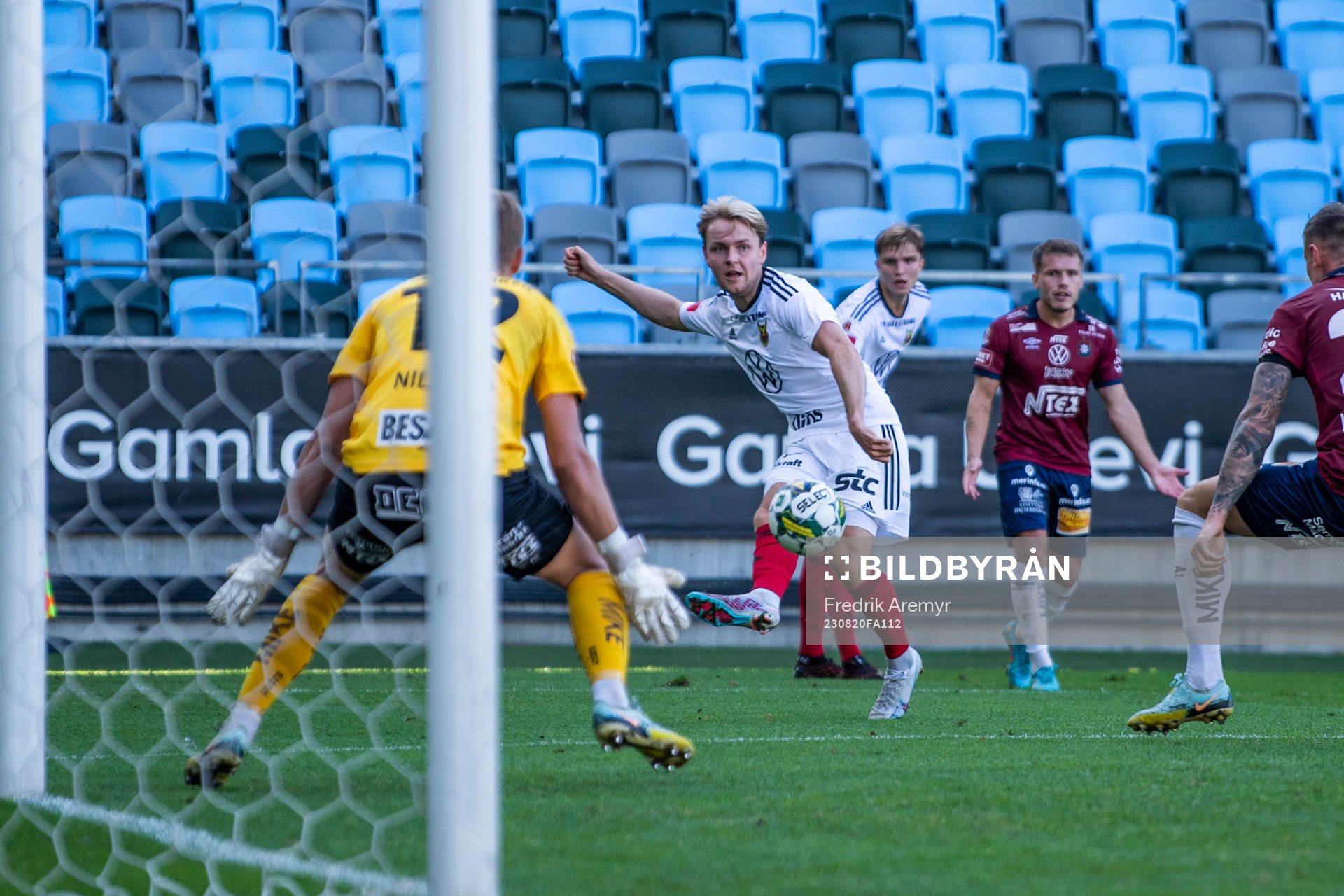 Östersunds Simon Marklund med ett inlägg
