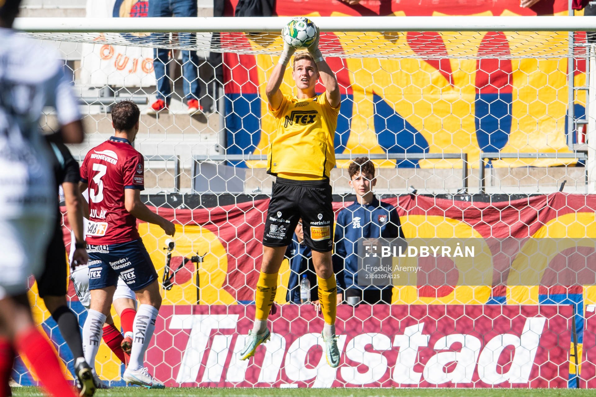 Örgrytes målvakt Mathias Nilsson räddar ett skott