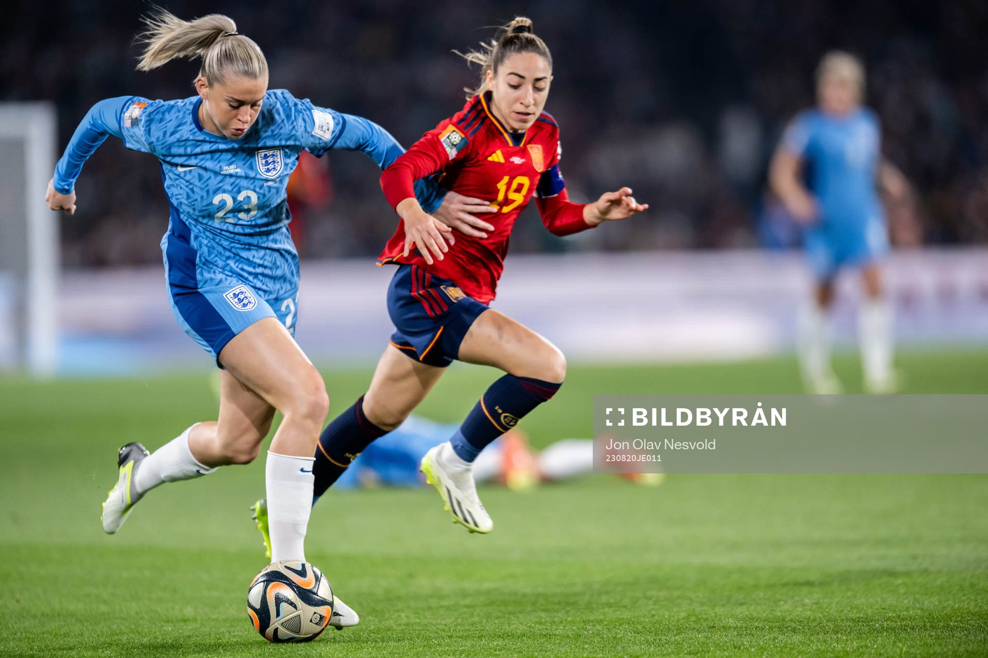 Alessia Russo of England and Olga Carmona of Spain
