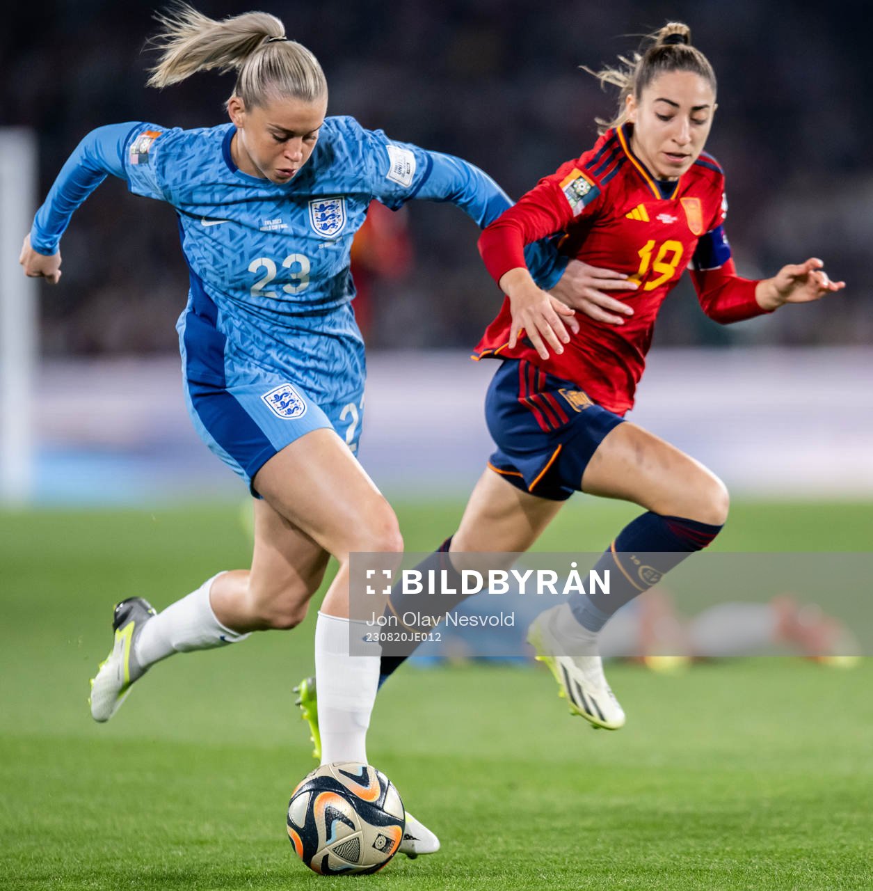 Alessia Russo of England and Olga Carmona of Spain