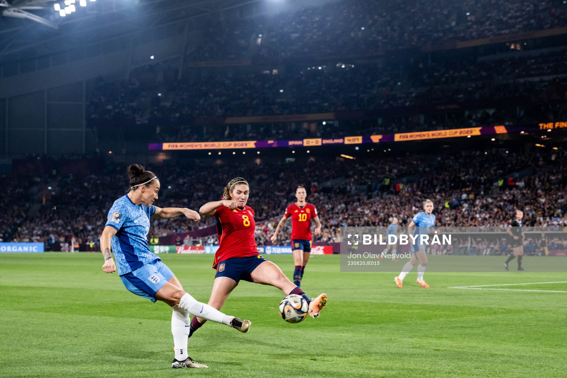 Lucy Bronze of England and Mariona Caldentey of Spain during the FIFA Women's World Cup final between Spain and England on August 20, 2023 in Sydney.