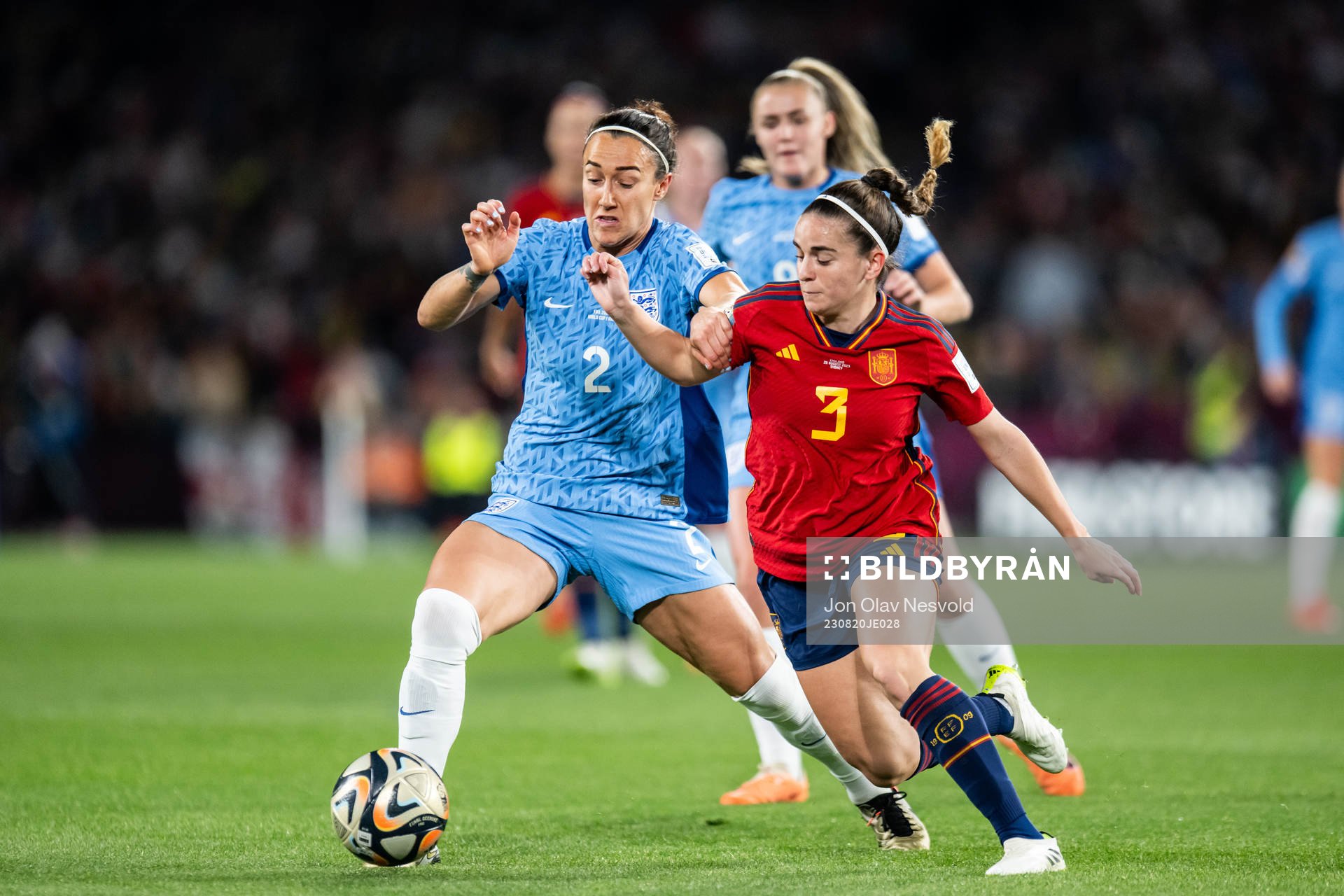 Lucy Bronze of England and Teresa Abelleira of Spain during the FIFA Women's World Cup final between Spain and England on August 20, 2023 in Sydney.