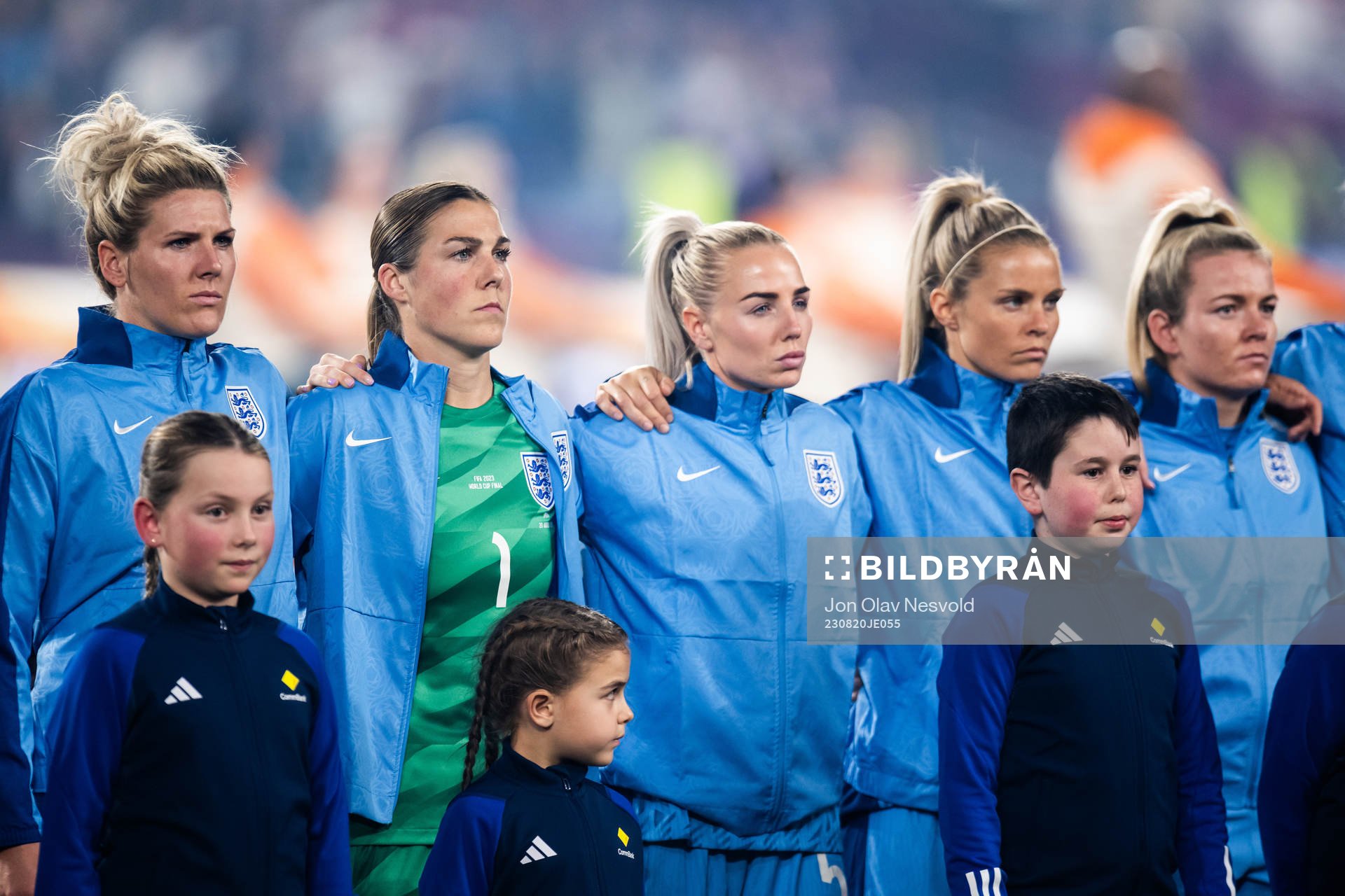 Players of England with goalkeeper Mary Earps (m)