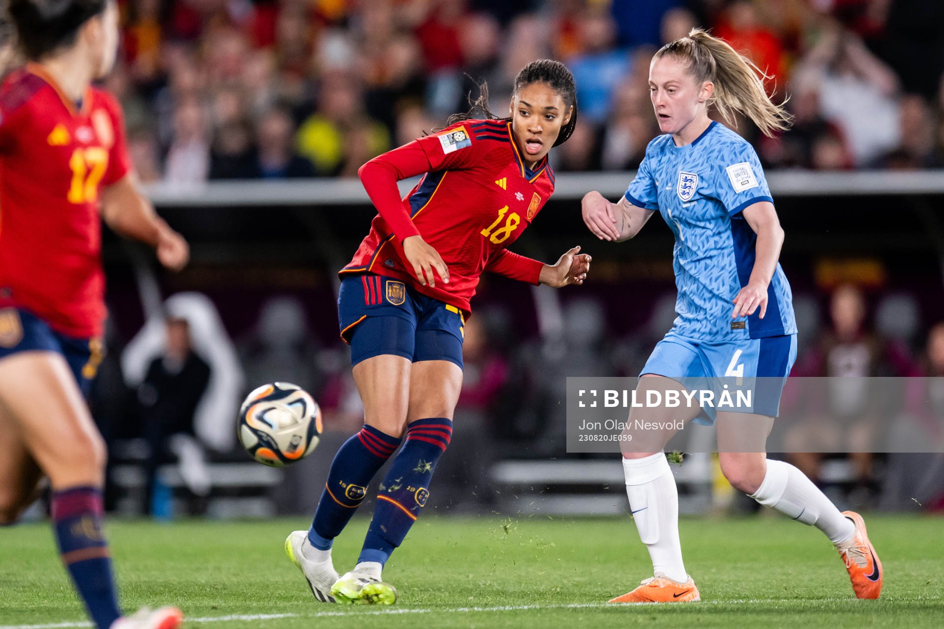 Salma Paralluelo of Spain and Keira Walsh of England during the FIFA Women's World Cup final between Spain and England on August 20, 2023 in Sydney.