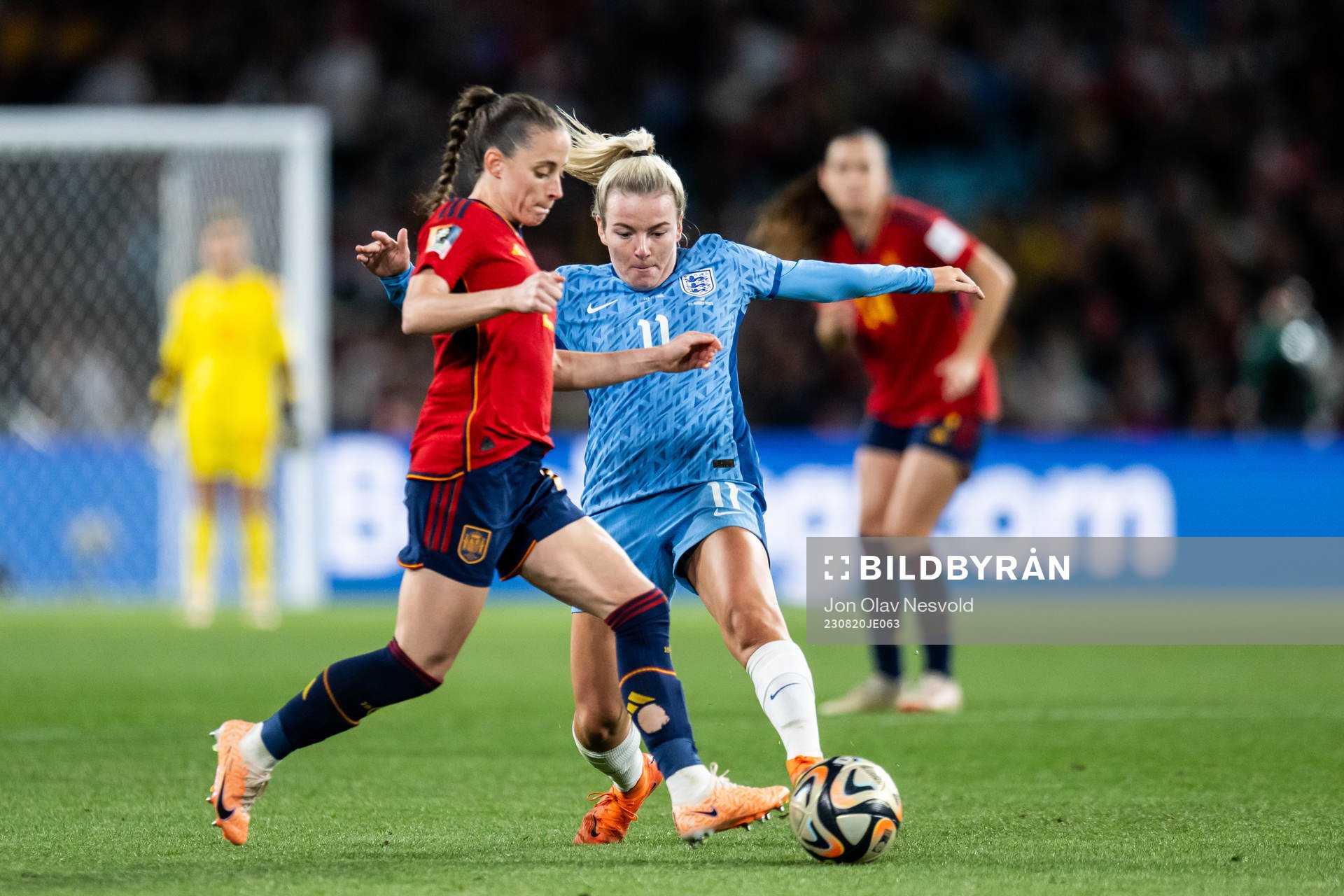 Ona Batlle of Spain and Lauren Hemp of England