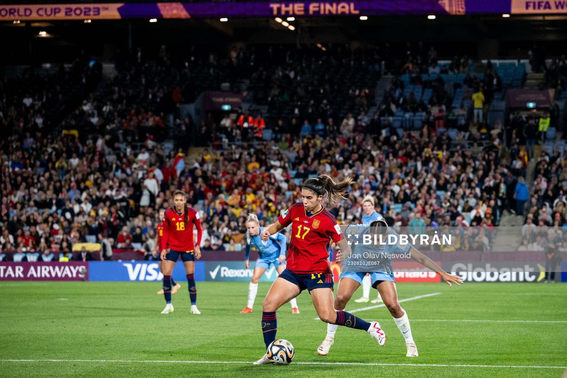 Alba Redondo of Spain and Jessica Carter of England during the FIFA Women's World Cup final between Spain and England on August 20, 2023 in Sydney.