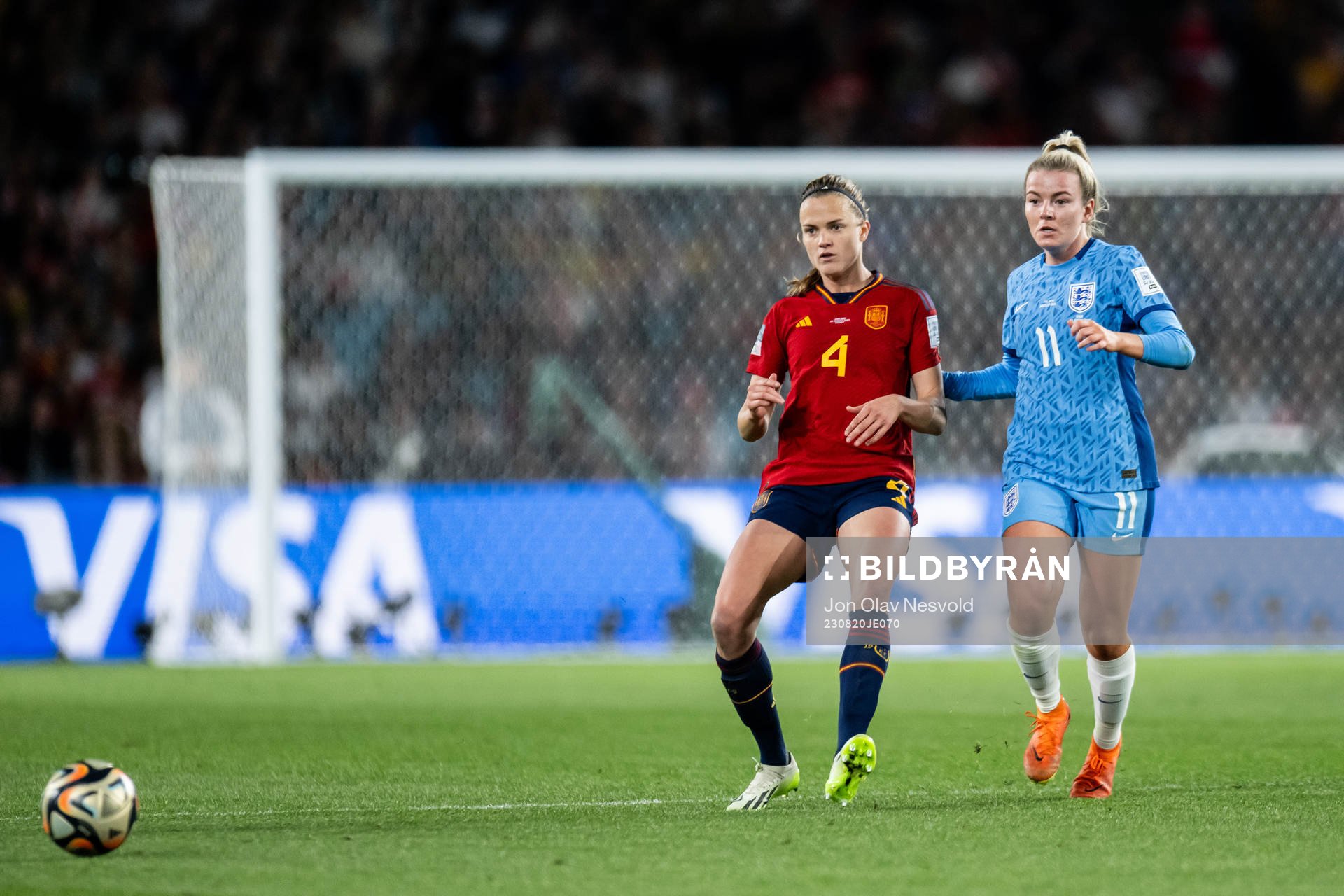 Irene Paredes of Spain and Lauren Hemp of England