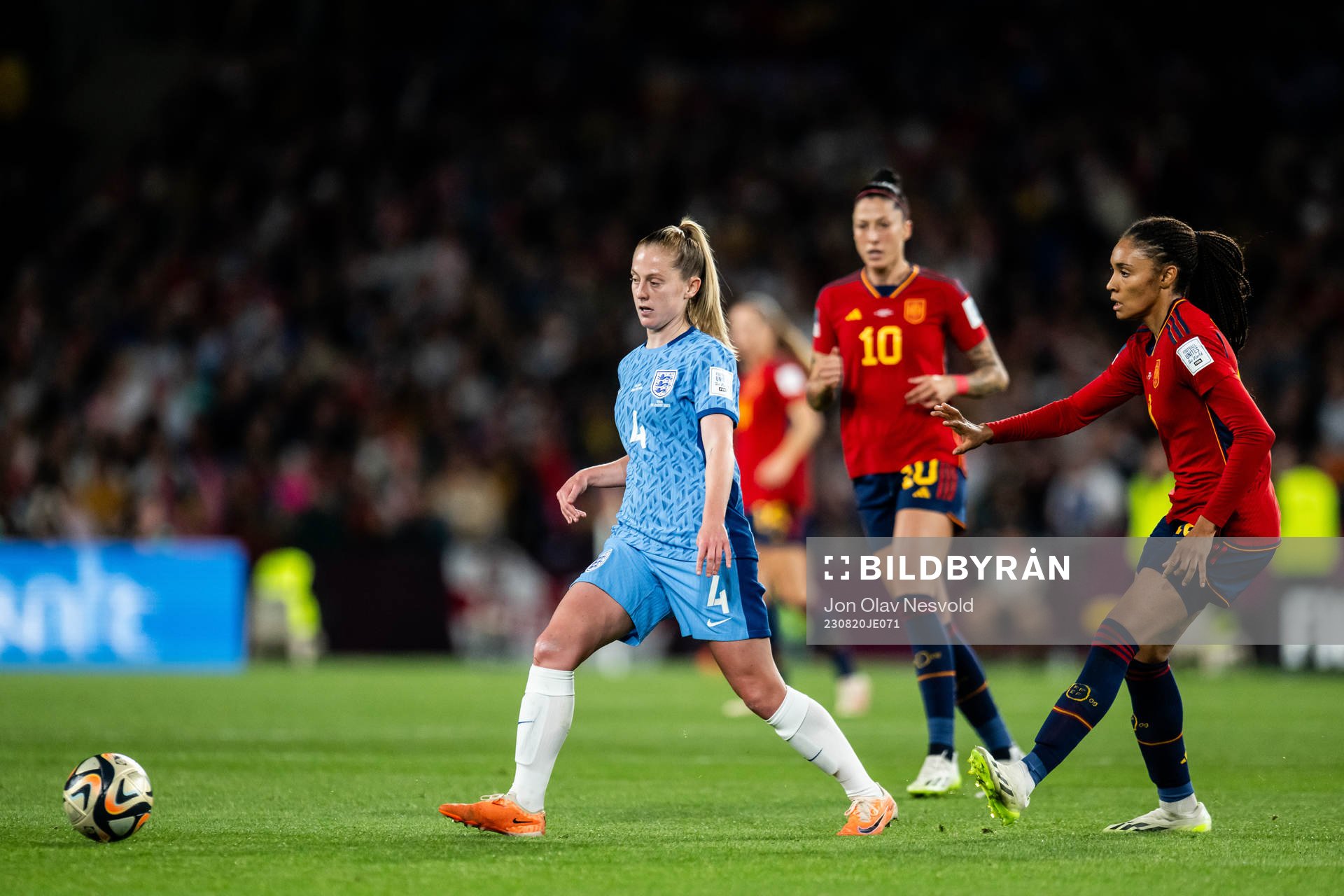 Keira Walsh of England and Salma Paralluelo of Spain