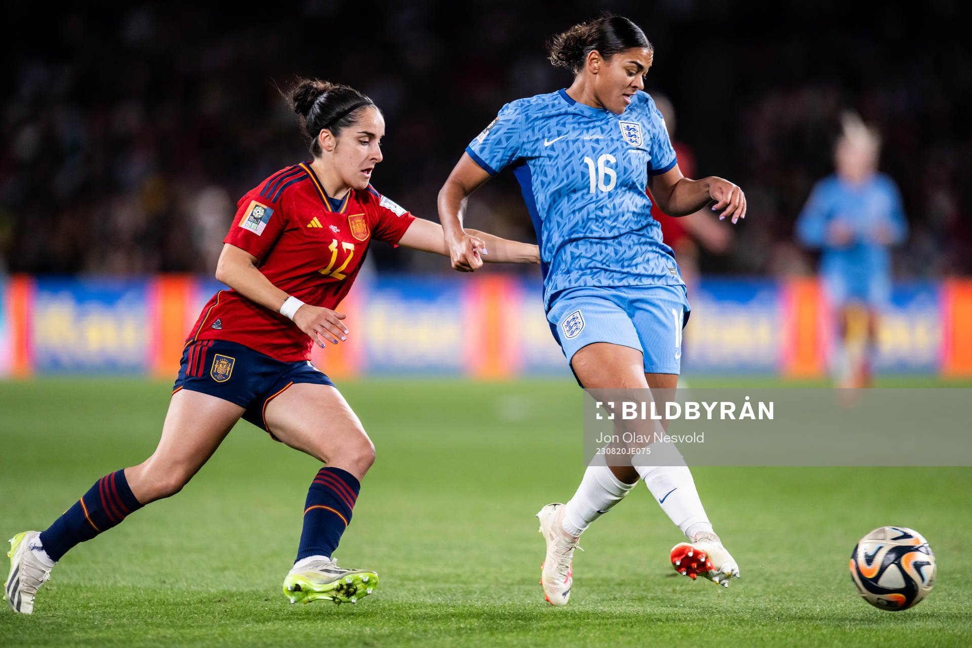 Oihane Hernandez of Spain and Jessica Carter of England