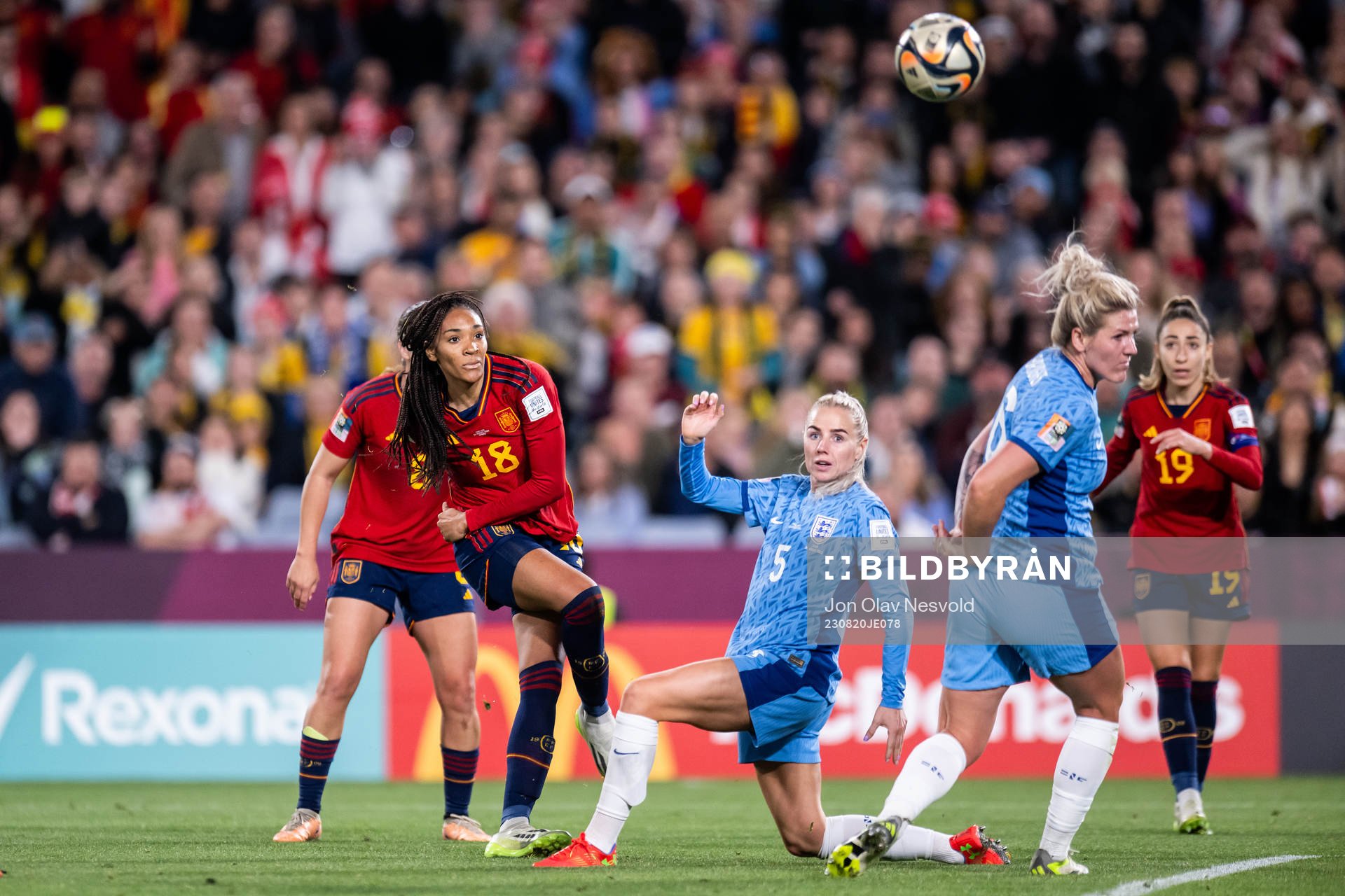 Salma Paralluelo of Spain and Alex Greenwood of England