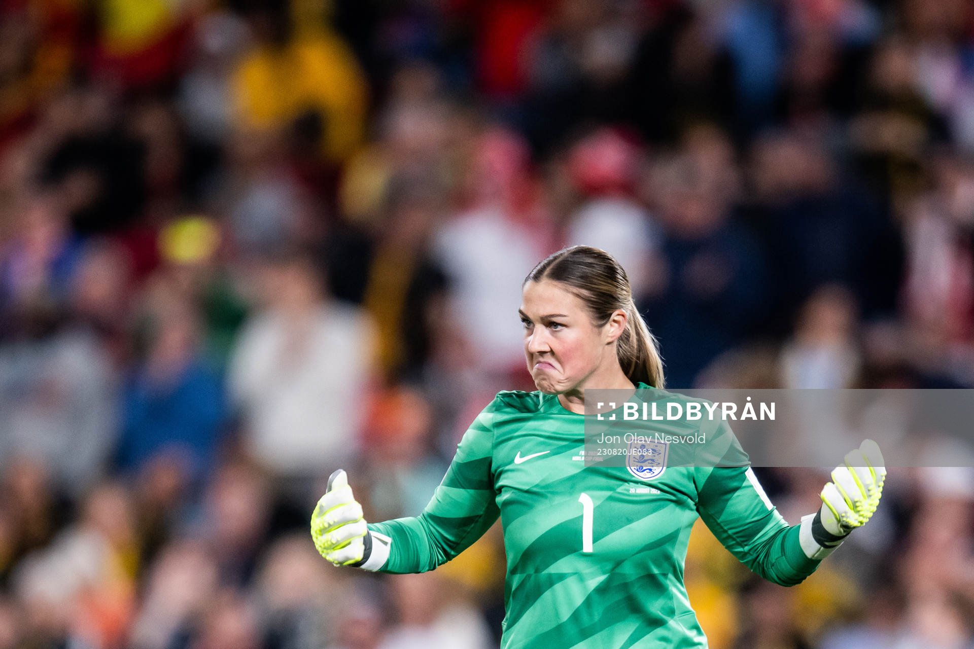 Goalkeeper Mary Earps of England celebrates