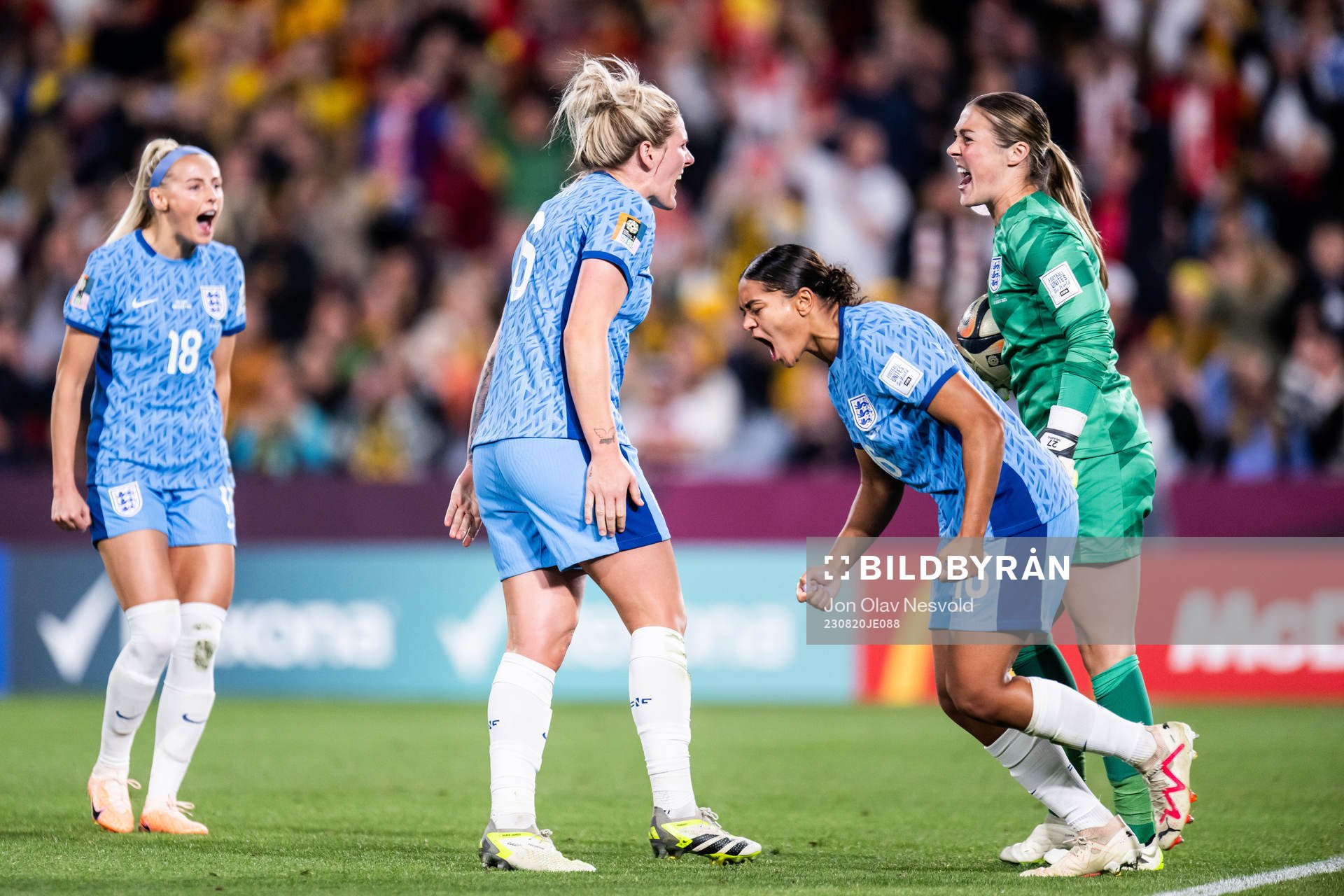 Chloe Kelly, Millie Bright, Jessica Carter and goalkeeper