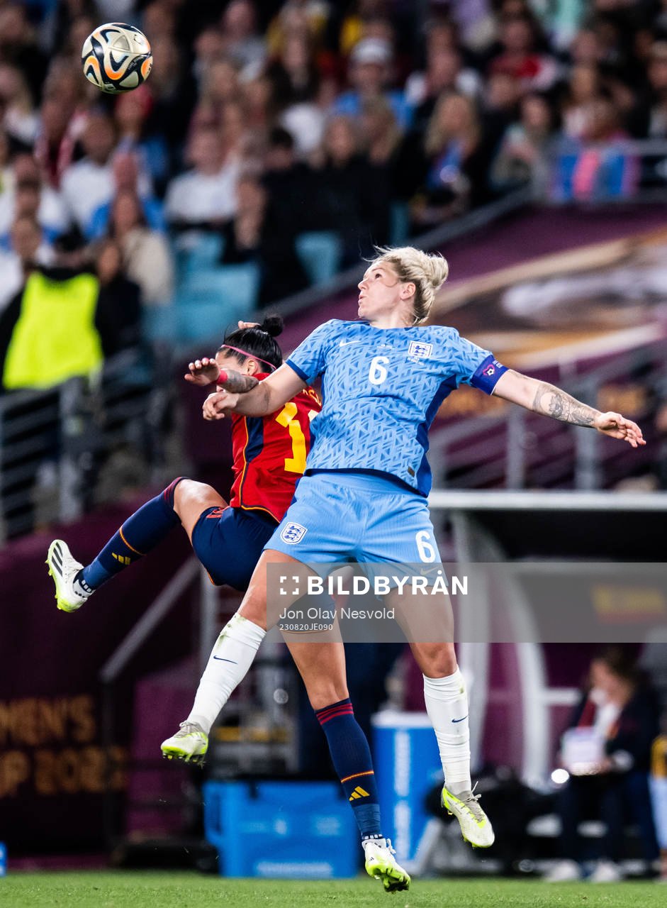 Teresa Abelleira of Spain and Millie Bright of England