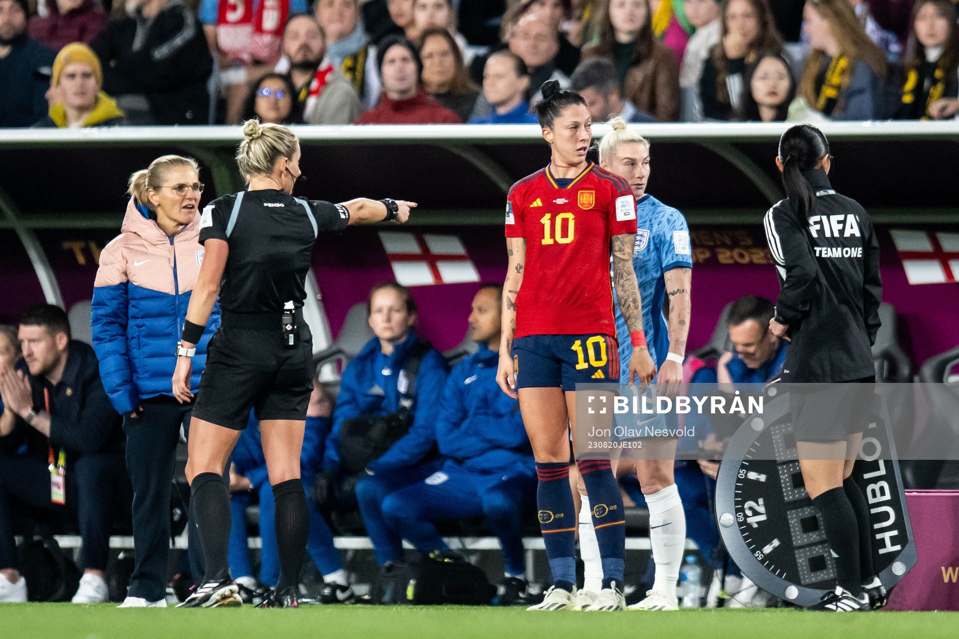 Head coach Sarina Wiegman of England, referee Tori Penso