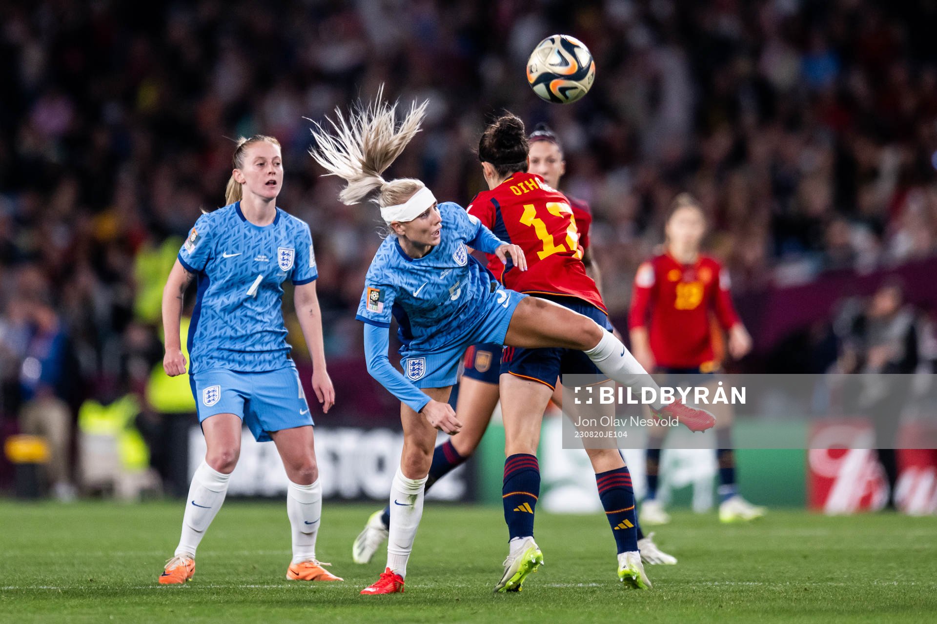 Alex Greenwood of England and Alba Redondo of Spain