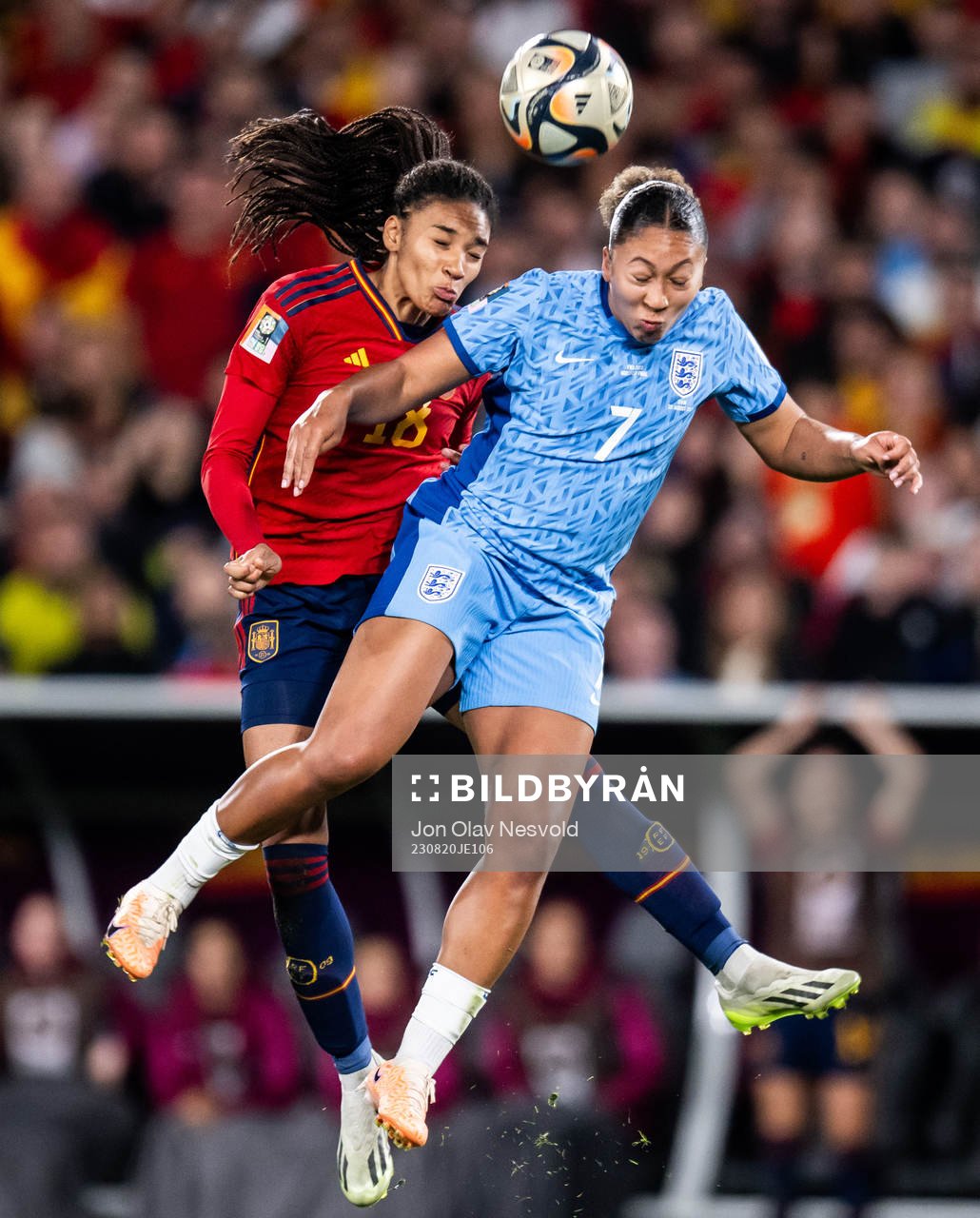 Salma Paralluelo of Spain and Lauren James of England