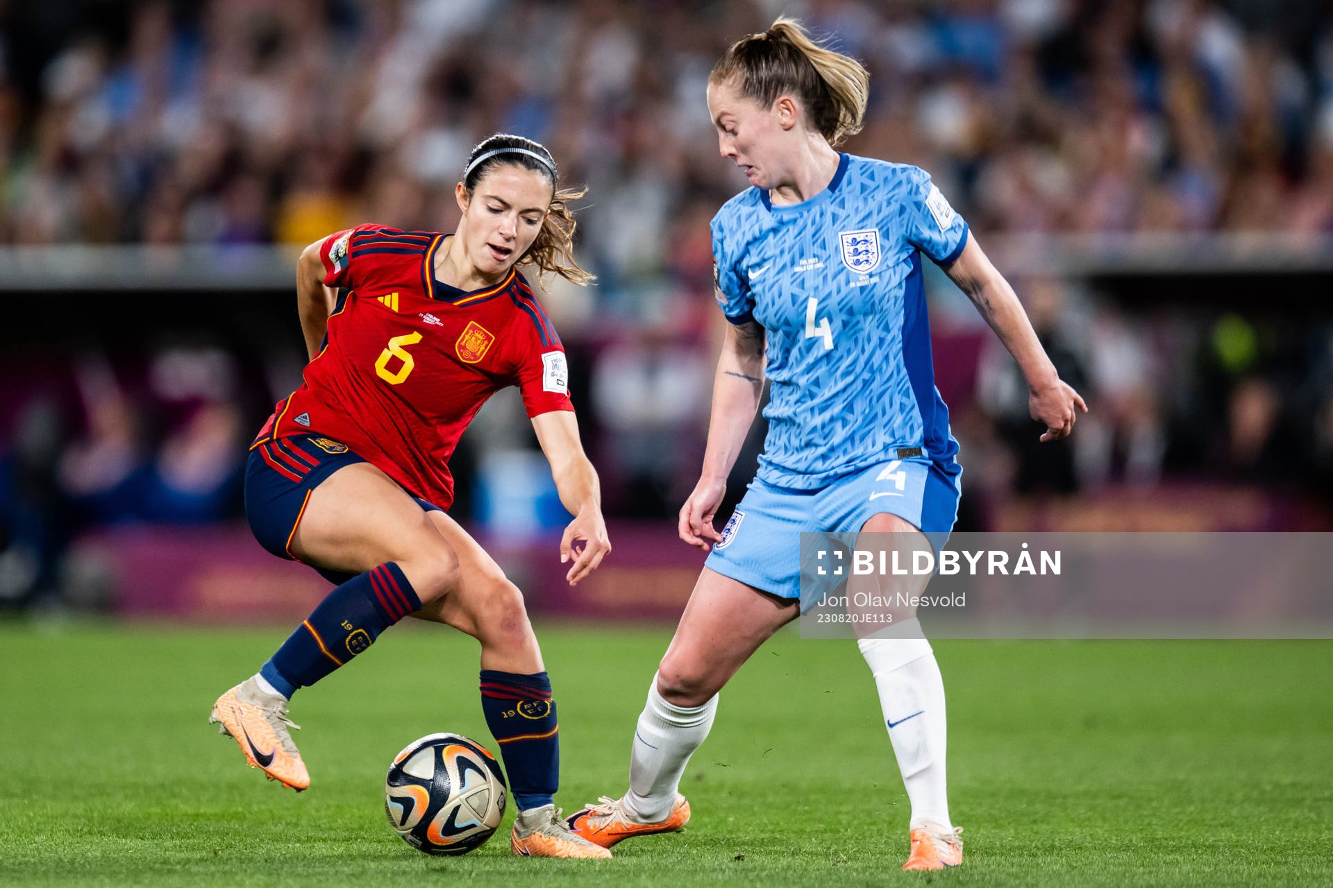 Aitana Bonmati of Spain and Keira Walsh of England