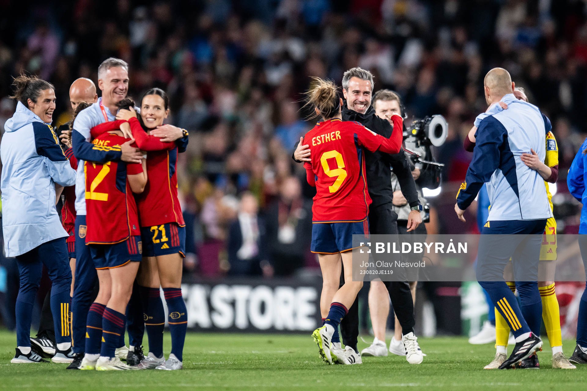Head coach Jorge Vilda and Esther Gonzalez of Spain