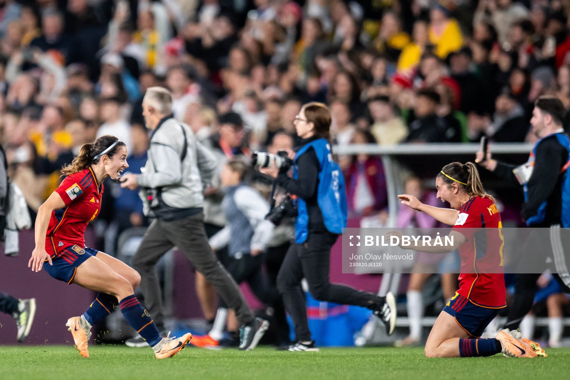 Aitana Bonmati and Mariona Caldentey of Spain celebrates