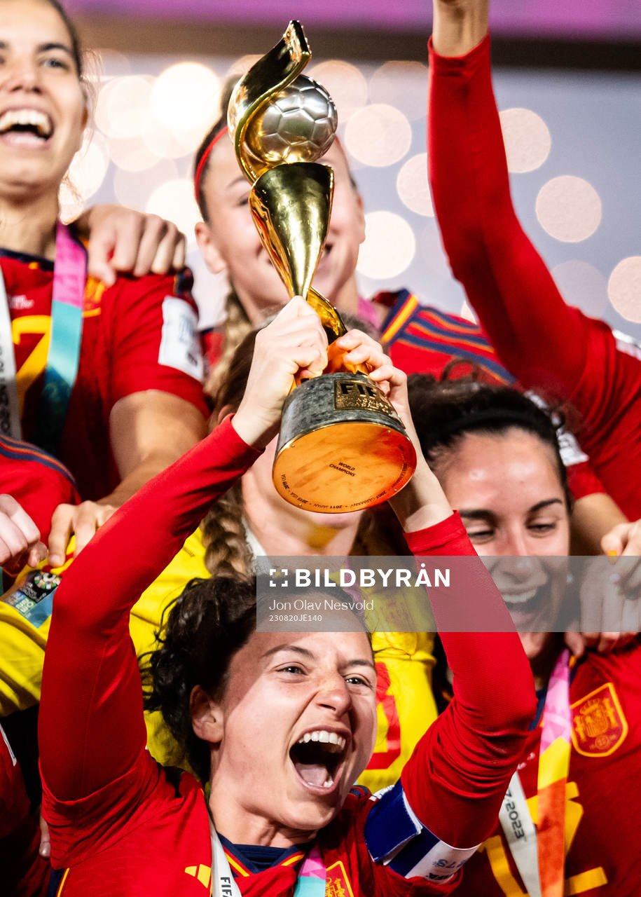 Ivana Andres of Spain celebrates with the trophy after the FIFA Women's World Cup final between Spain and England on August 20, 2023 in Sydney.