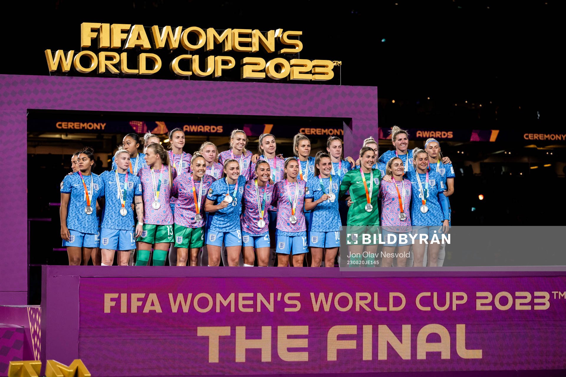 Players of England poses with their silver medals