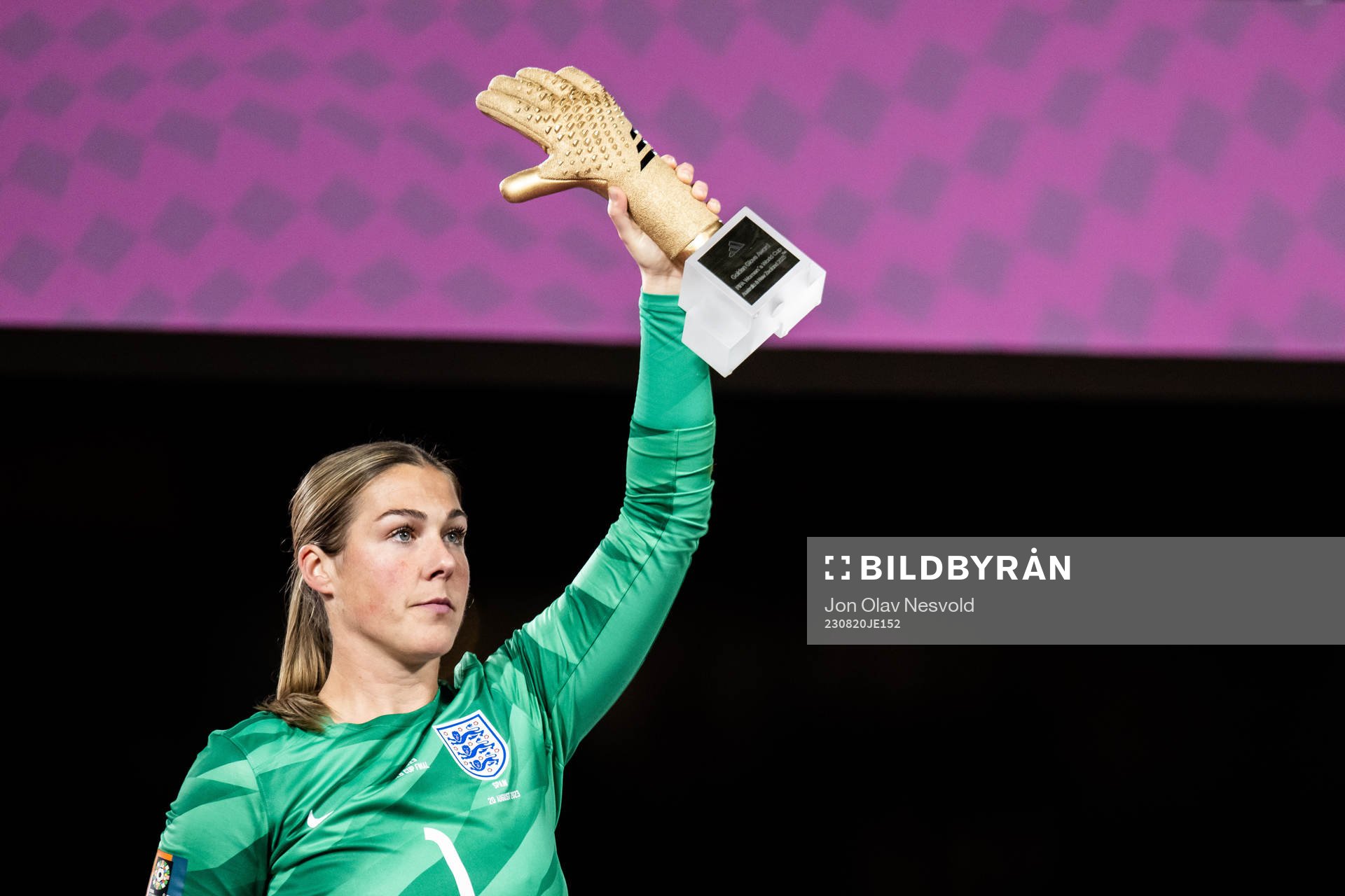 Goalkeeper Mary Earps of England with an award