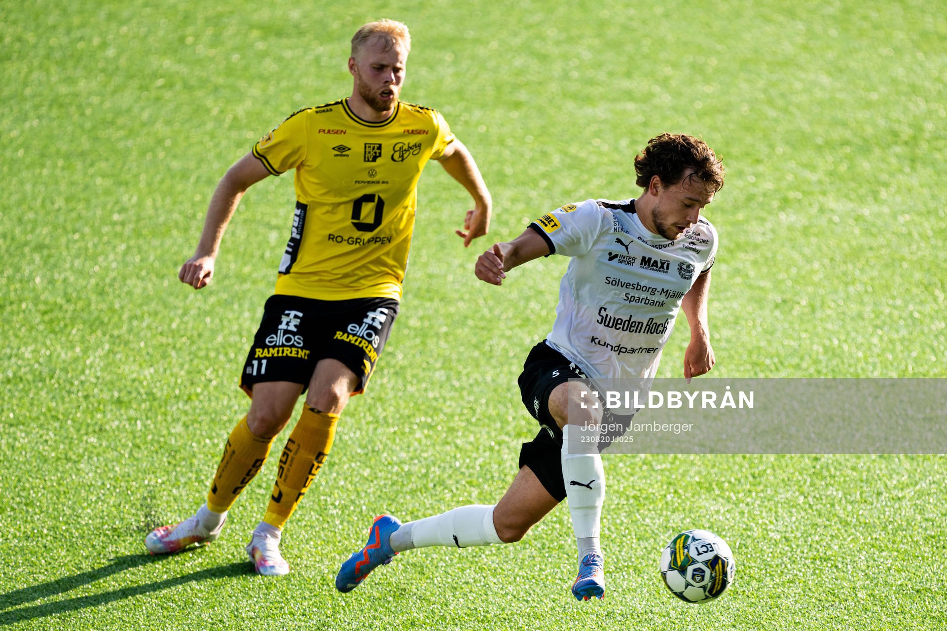 Elfsborgs Sveinn Guðjohnsen och Mjällbys Colin Rösler