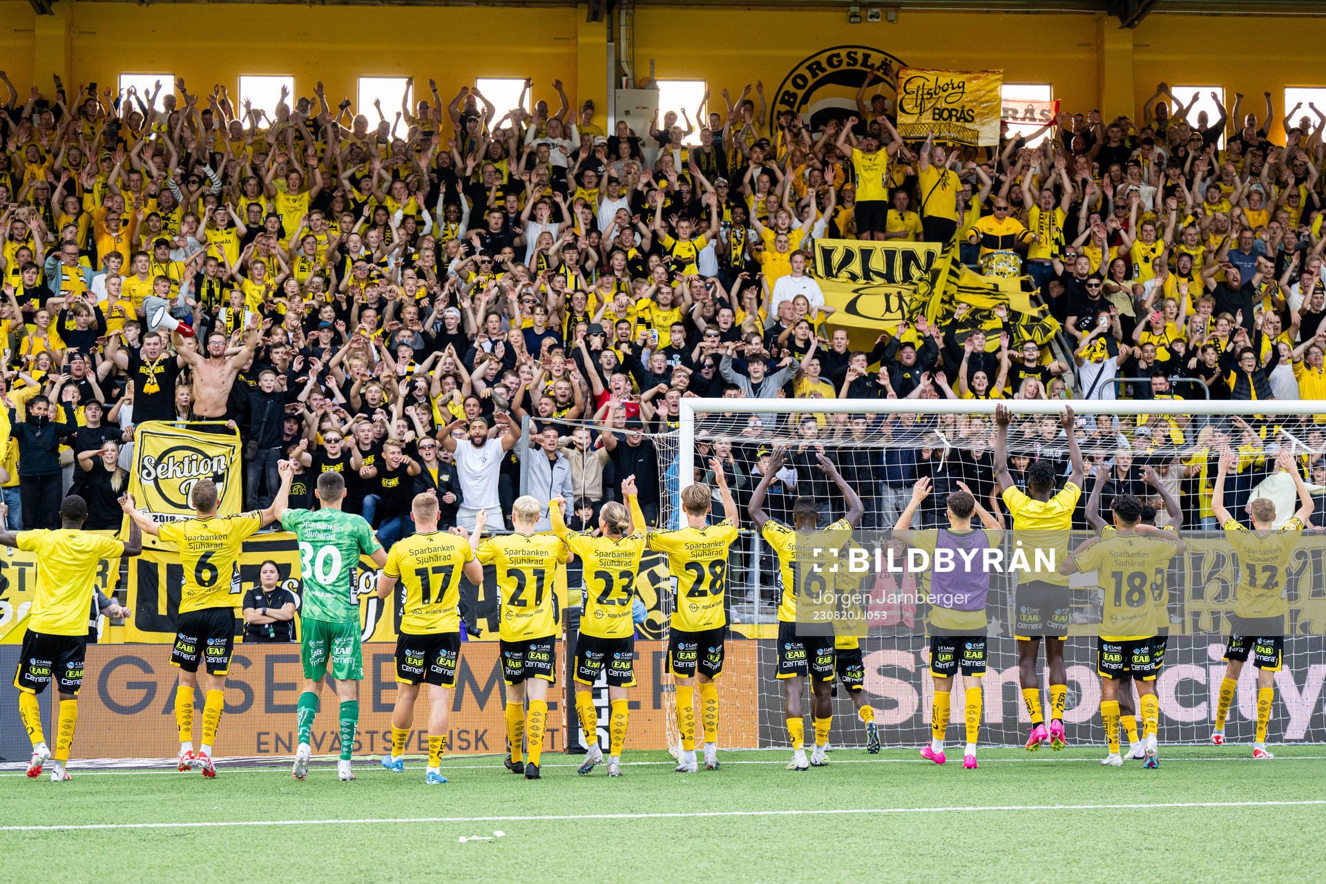 Elfsborgs spelare tackar publiken efter fotbollsmatchen i Allsvenskan mellan Elfsborg och Mjällby den 20 augusti 2023 i Borås. 
