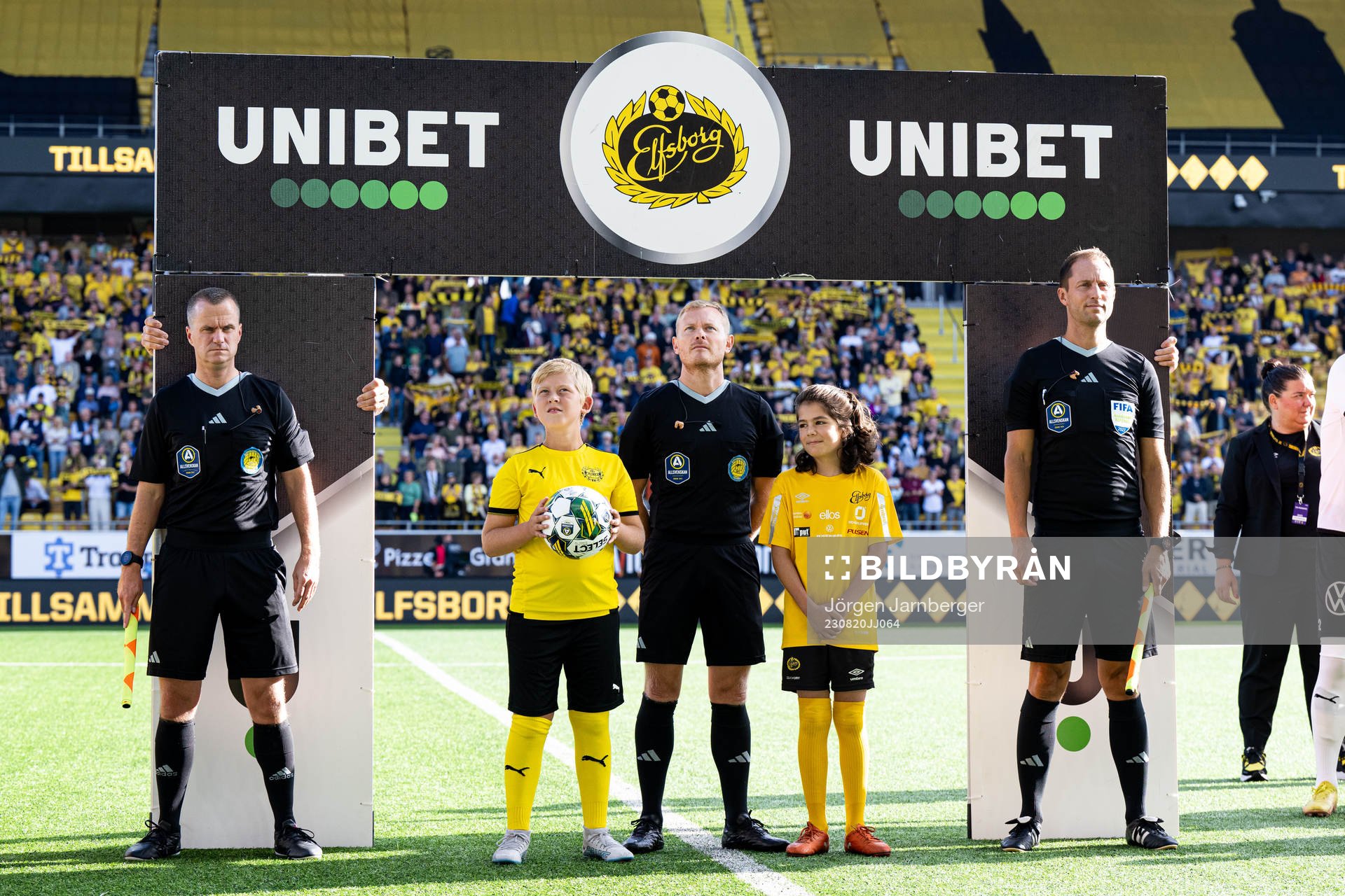 Domare Fredrik Klitte med assisterande domarna Mikael Hallin och Daniel Gustavsson under fotbollsmatchen i Allsvenskan mellan Elfsborg och Mjällby den 20 augusti 2023 i Borås.