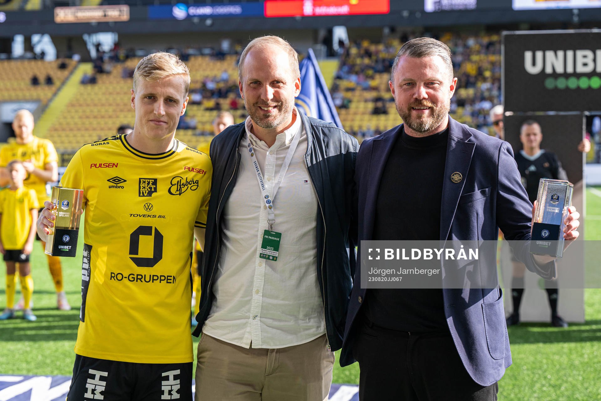 Robert Johansson Svensk Elitfotboll lämnade över pris