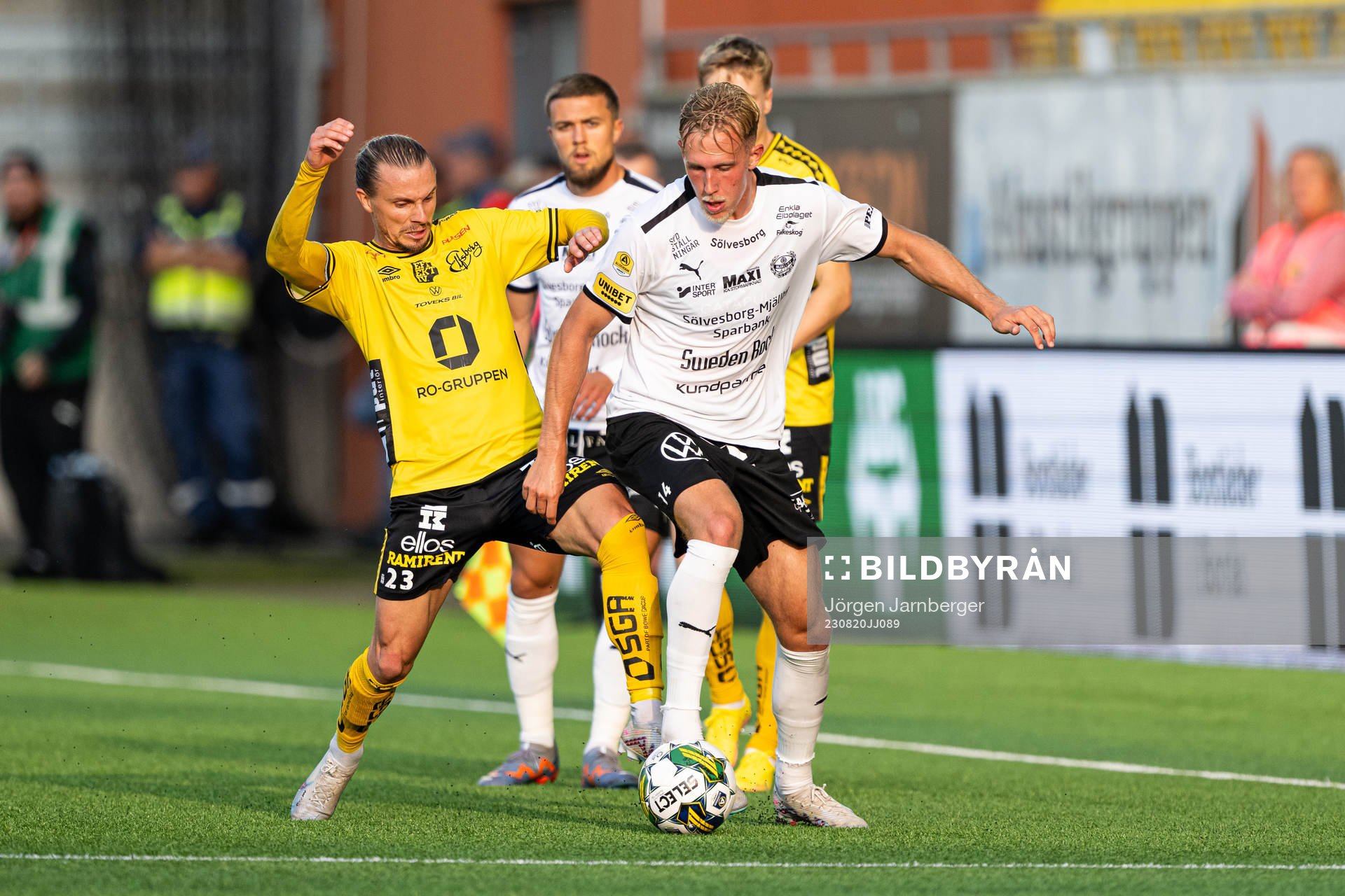 Elfsborgs Niklas Hult och Mjällbys Herman Johansson