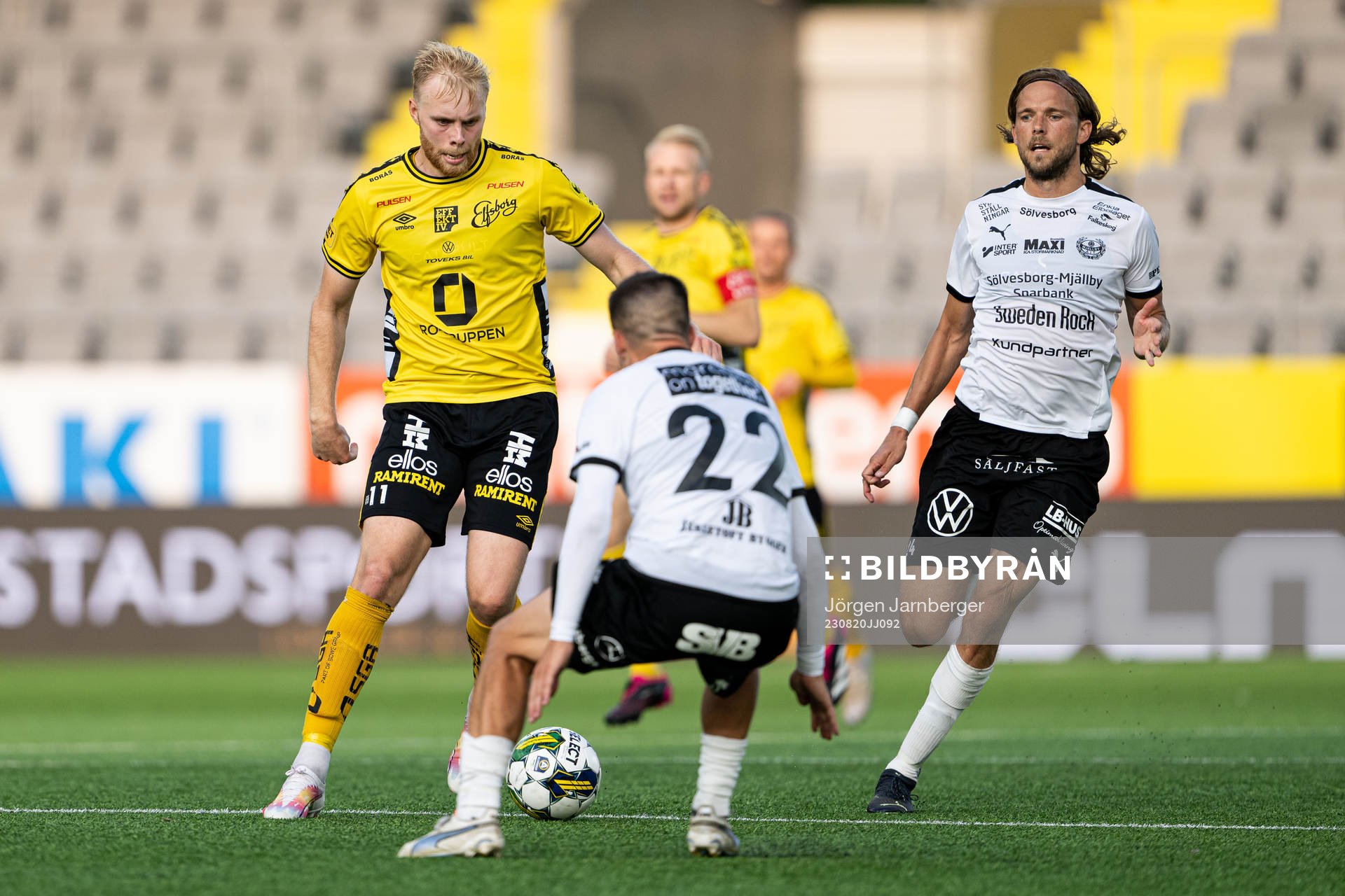 Elfsborgs Sveinn Guðjohnsen och Mjällbys Tom Pettersson