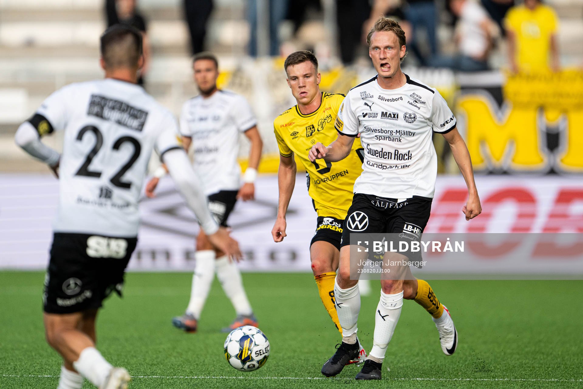 Elfsborgs Andri Fannar Baldursson och Mjällbys Alexander