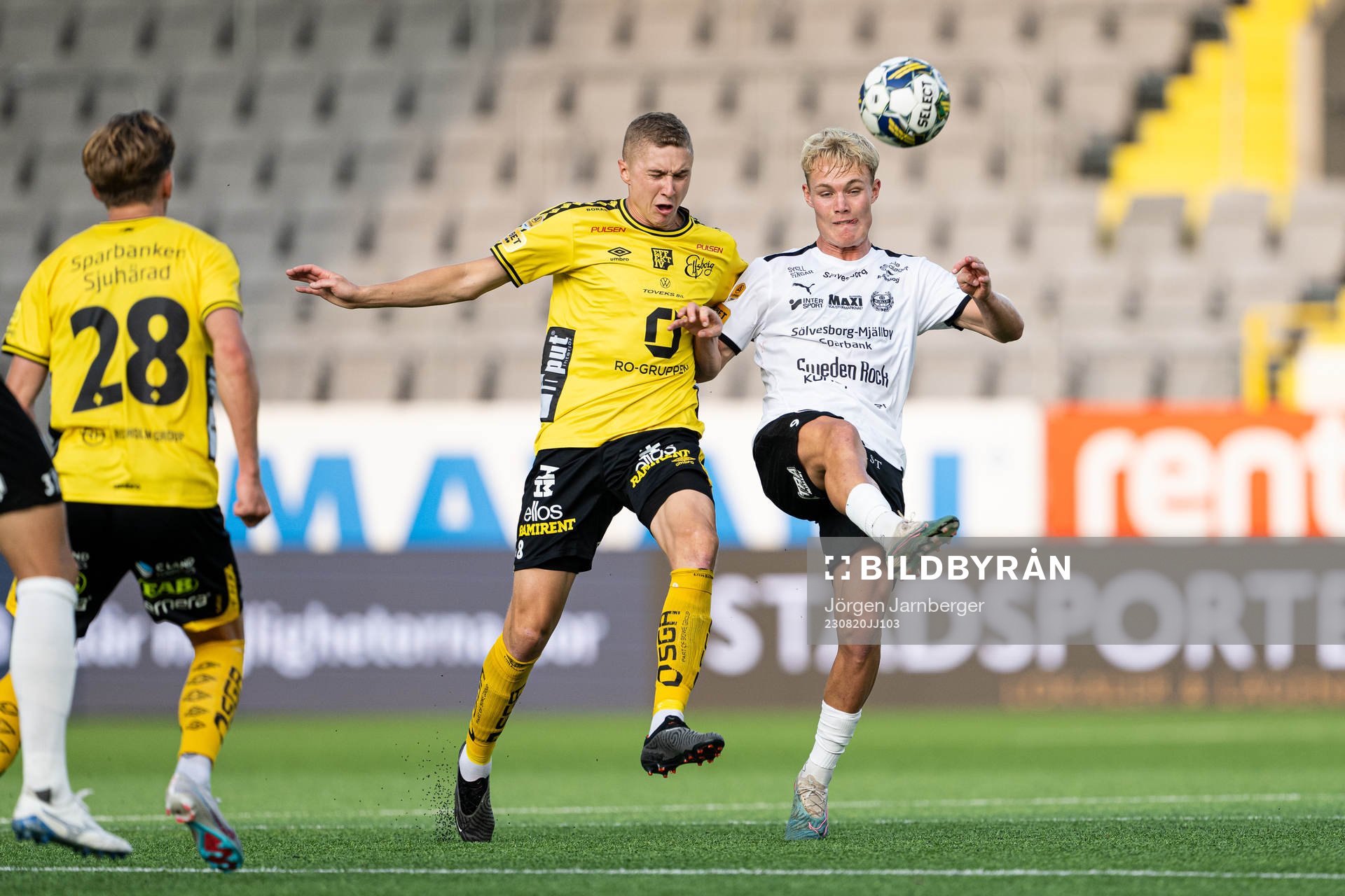 Elfsborgs Sebastian Holmen och Mjällbys Max Fenger