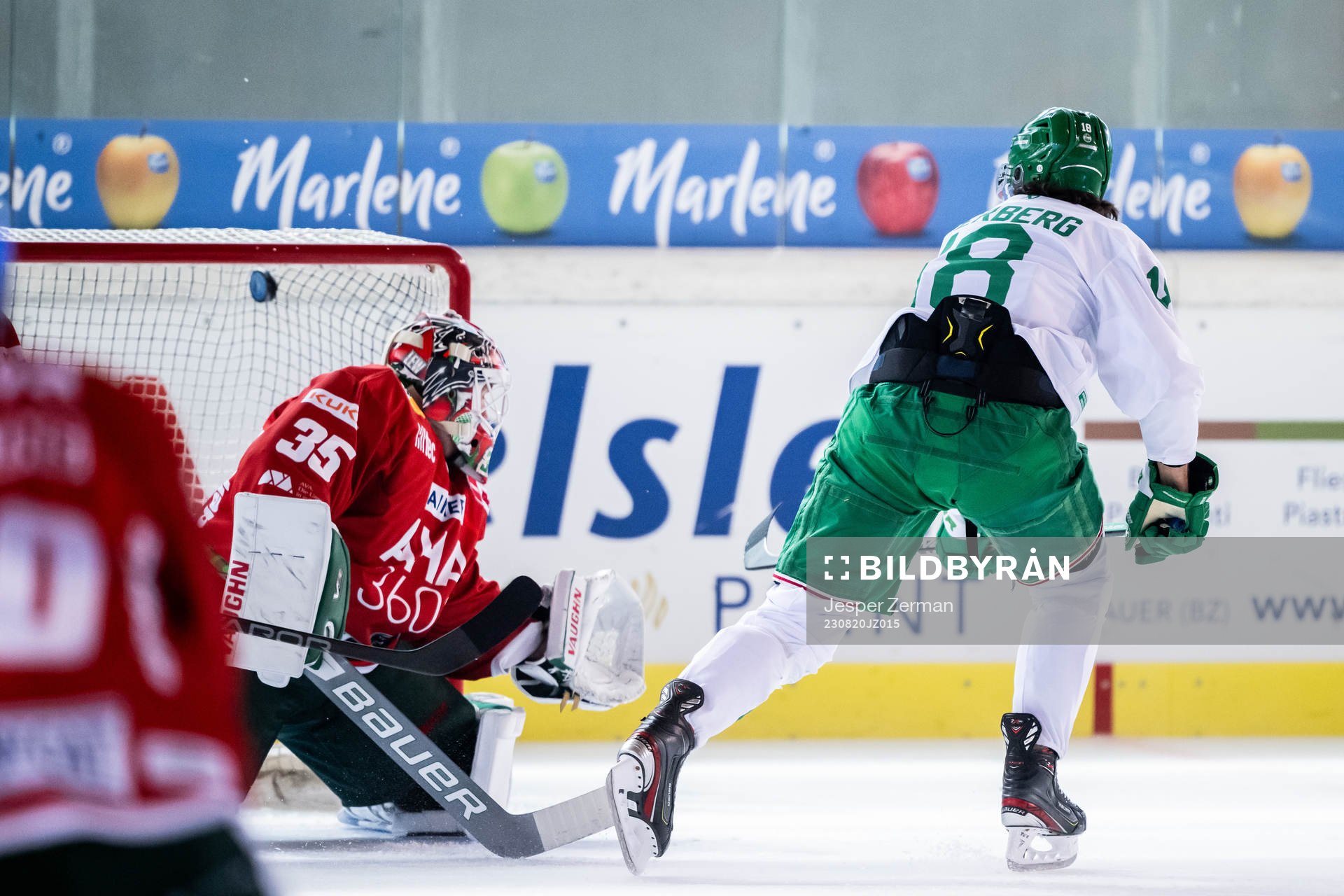 Dennis Everberg of Rögle gör 1-0 bakom goaltender Markus