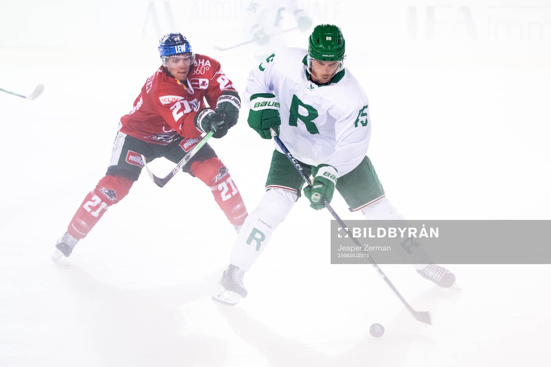 Jere Karjalainen of Augsburger Panther and Brandon Davidson