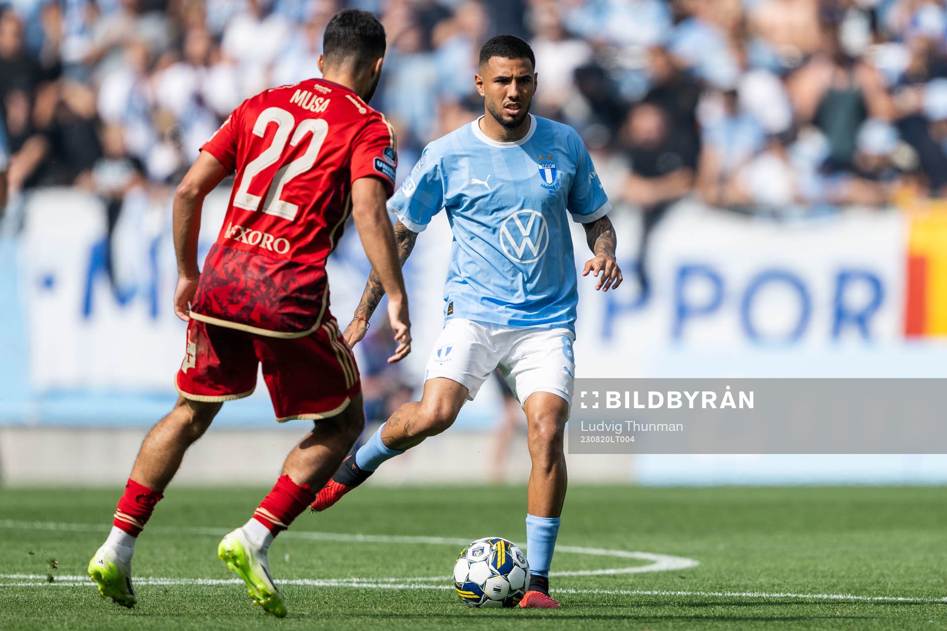 Malmö FFs Sergio Pena och Djurgårdens Musa Qurbanli