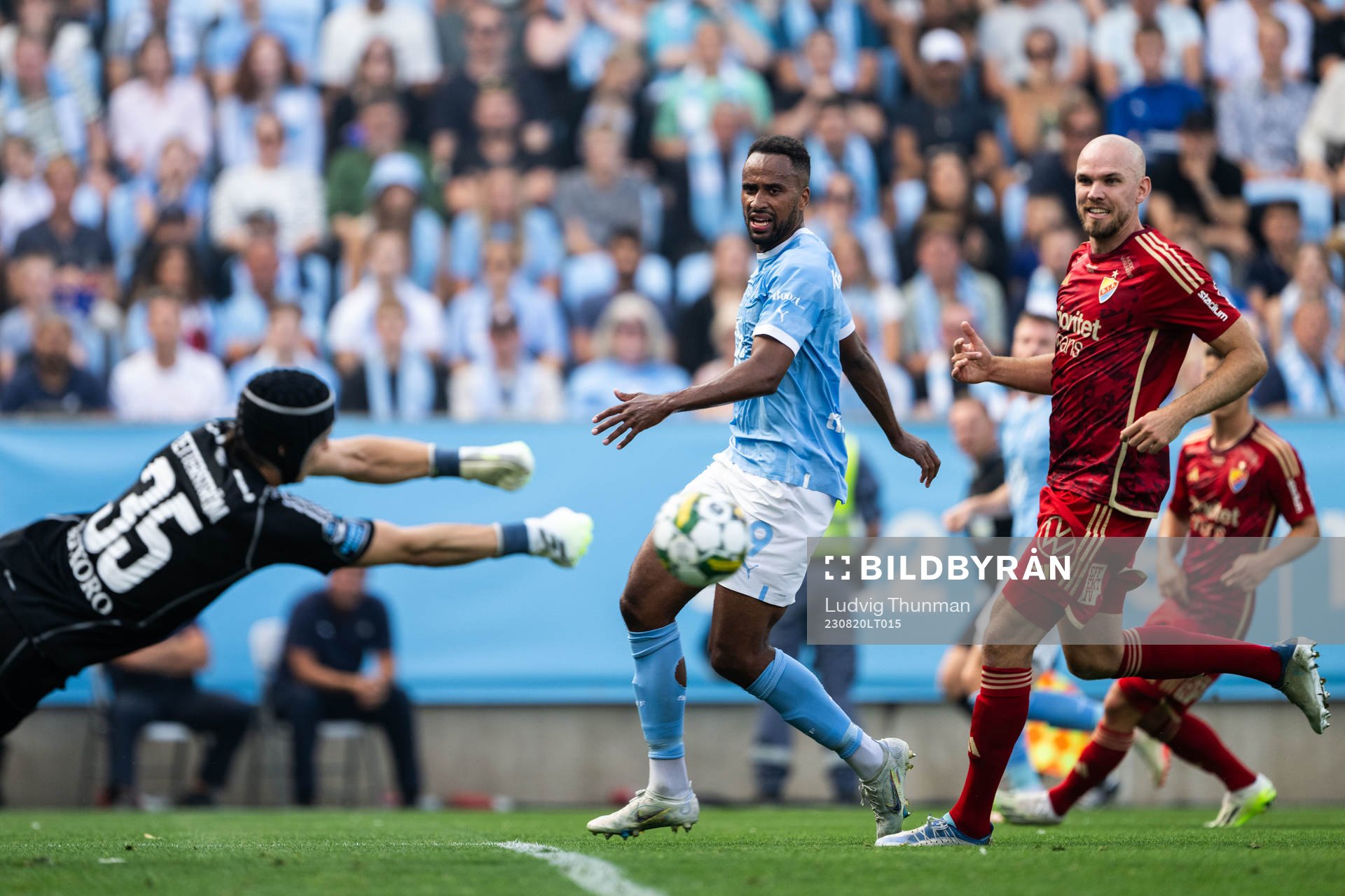 Malmö FFs Isaac Kiese Thelin framför Djurgårdens Jacob