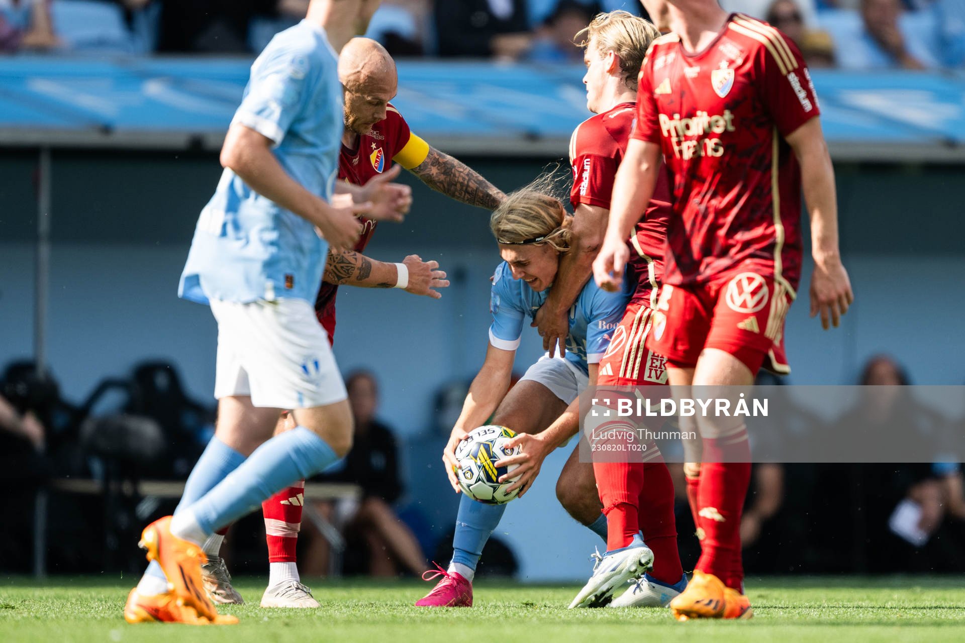 Djurgårdens Magnus Eriksson och Malmö FFs Sebastian Nanasi